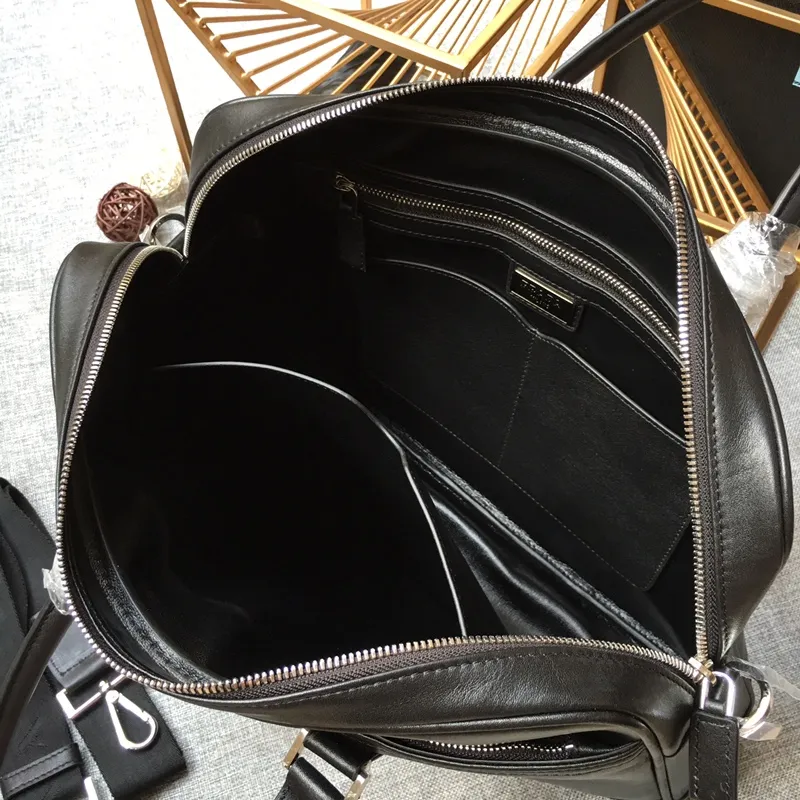 💰1900, P's men's bag 0912, black has been shipped again, counter synchronized, top quality, hurry up if you want it, made of imported calfskin, inside and outside, with pockets on the front and outside, many compartments, 175 OEM code, length 38X height 29cm