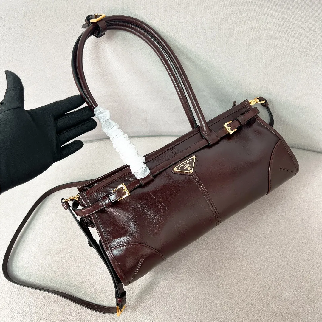 💰1840✨New model debut✨Oil-wax leather LuxSoft handbag with long handle 1BA426 Popular LuxSoftBag Retro oil-wax leather with gold hardware Iconic triangular logo Comes with a long shoulder strap Can be carried on one shoulder or crossbody The fashionable feel is straight forward Size 32*15.5*12