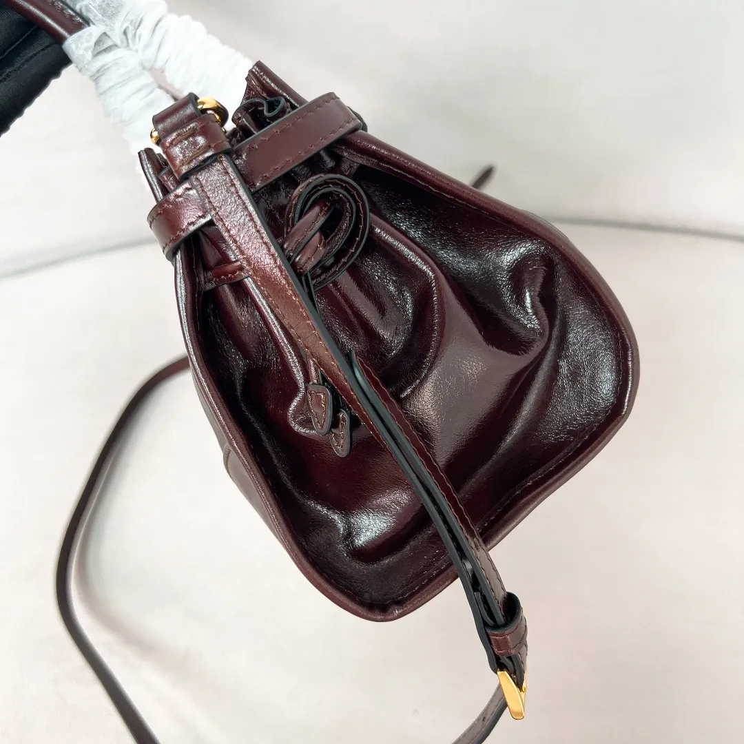 💰1840✨New model debut✨Oil-wax leather LuxSoft handbag with long handle 1BA426 Popular LuxSoftBag Retro oil-wax leather with gold hardware Iconic triangular logo Comes with a long shoulder strap Can be carried on one shoulder or crossbody The fashionable feel is straight forward Size 32*15.5*12