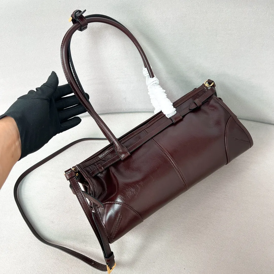 💰1840✨New model debut✨Oil-wax leather LuxSoft handbag with long handle 1BA426 Popular LuxSoftBag Retro oil-wax leather with gold hardware Iconic triangular logo Comes with a long shoulder strap Can be carried on one shoulder or crossbody The fashionable feel is straight forward Size 32*15.5*12