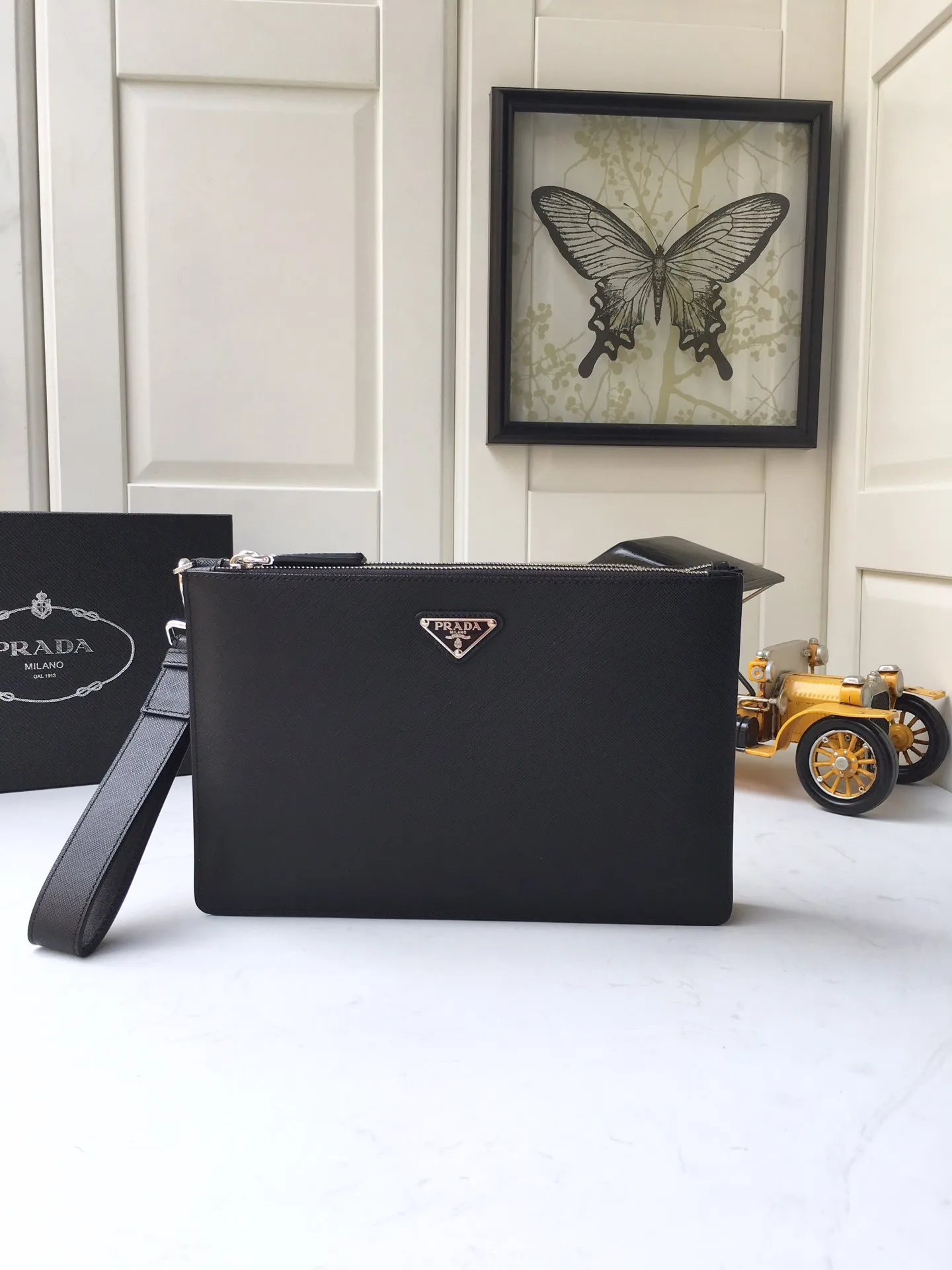 💰1120🎉Exclusive debut🎉2VF024 handbag, made of imported Saffiano leather material, top metal hardware accessories, triangular enamel logo, detachable leather wrist strap, two main synthetic compartments with top zipper, center pocket, magnetic buckle closure, practical and elegant, men hurry up👍👍. Length 28x height 18x ​​bottom 3cm👍👍👍