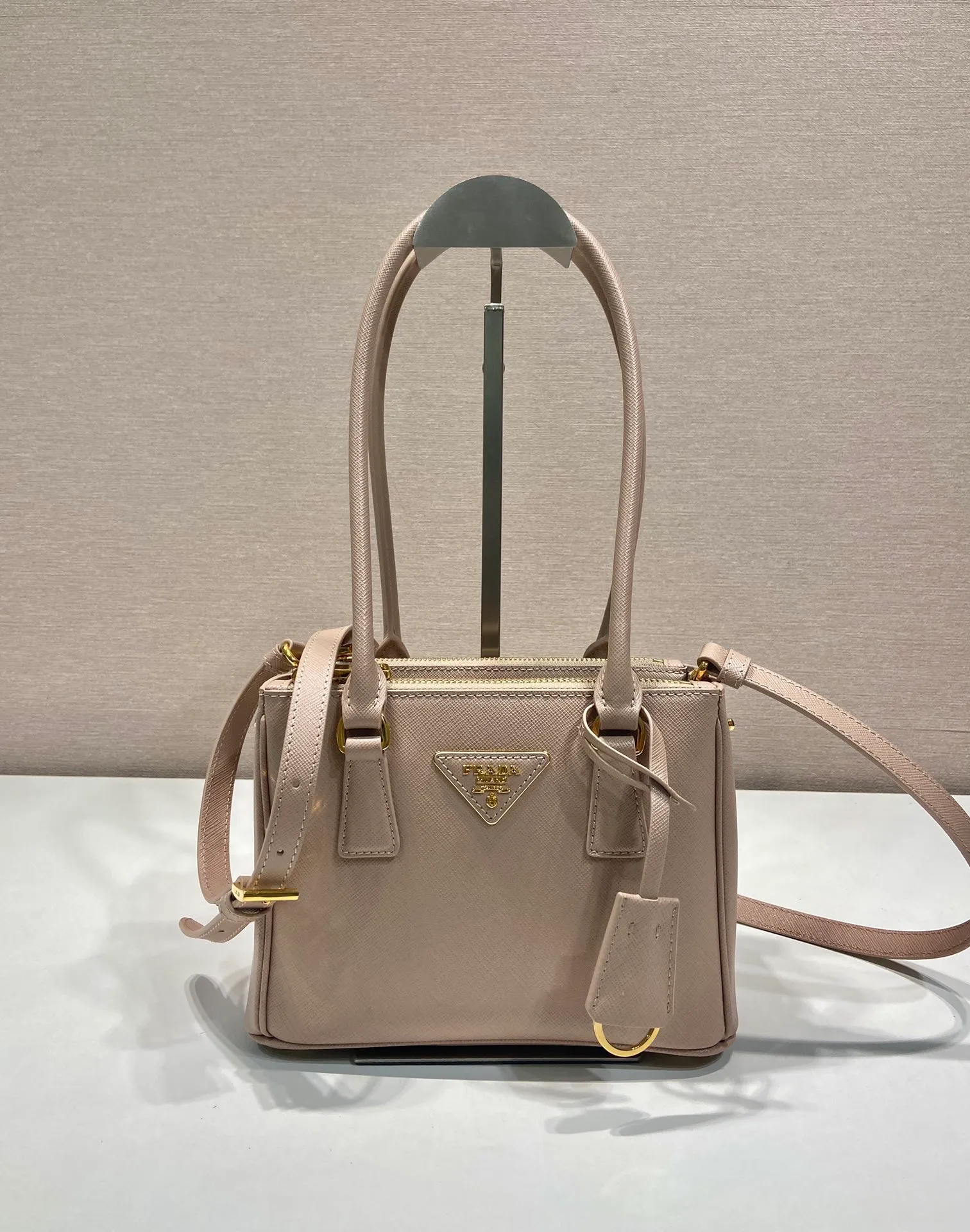 💰1760🎉mini killer bag🎉1BA906 long handle🎉🎉 This mini killer bag with long handle is made of imported cross-grain cowhide and top brushed hardware. The handbag is simple, elegant and practical in design. The Galleria handbag fully embodies the definition of "classic". It is equipped with a detachable long shoulder strap, which can be carried on the shoulder, hand-carried or cross-body. It is a multi-functional long-handle style. It is another popular style that will never go out of style. Ladies and sisters, hurry up and get it. 🎉Length 20xH13.5xH 9.5cm🎉🎉🎉👏👏👏