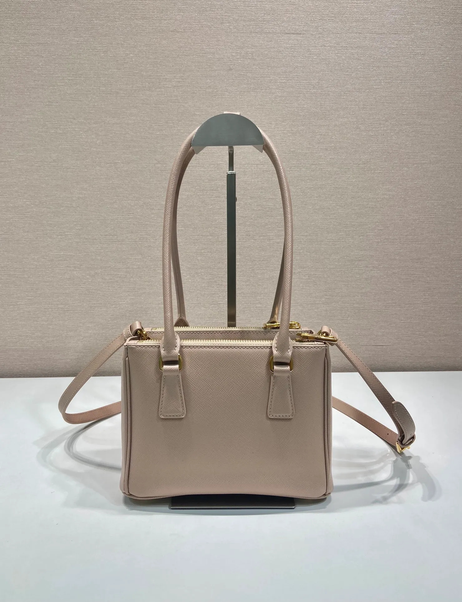 💰1760🎉mini killer bag🎉1BA906 long handle🎉🎉 This mini killer bag with long handle is made of imported cross-grain cowhide and top brushed hardware. The handbag is simple, elegant and practical in design. The Galleria handbag fully embodies the definition of "classic". It is equipped with a detachable long shoulder strap, which can be carried on the shoulder, hand-carried or cross-body. It is a multi-functional long-handle style. It is another popular style that will never go out of style. Ladies and sisters, hurry up and get it. 🎉Length 20xH13.5xH 9.5cm🎉🎉🎉👏👏👏