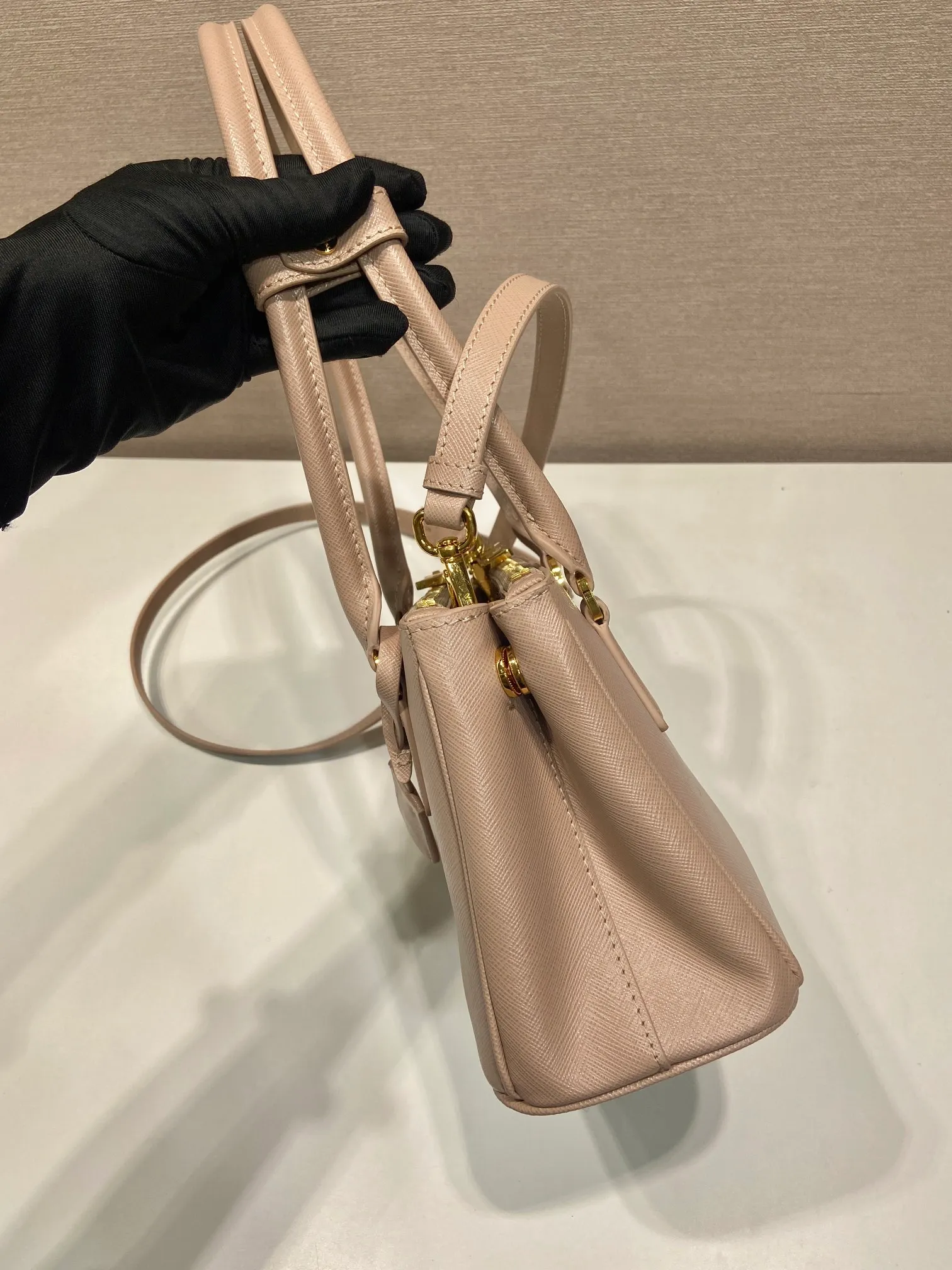 💰1760🎉mini killer bag🎉1BA906 long handle🎉🎉 This mini killer bag with long handle is made of imported cross-grain cowhide and top brushed hardware. The handbag is simple, elegant and practical in design. The Galleria handbag fully embodies the definition of "classic". It is equipped with a detachable long shoulder strap, which can be carried on the shoulder, hand-carried or cross-body. It is a multi-functional long-handle style. It is another popular style that will never go out of style. Ladies and sisters, hurry up and get it. 🎉Length 20xH13.5xH 9.5cm🎉🎉🎉👏👏👏