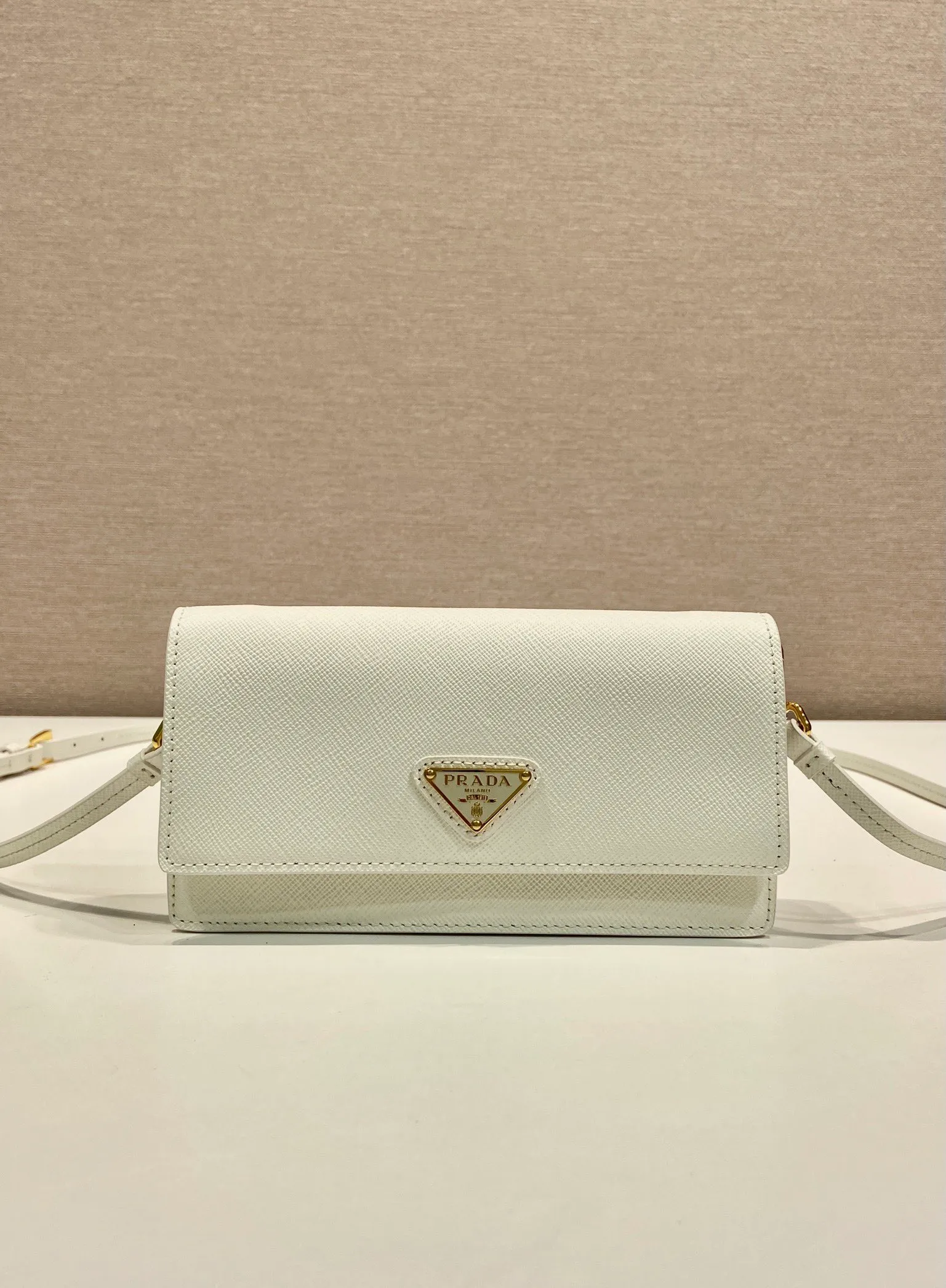 💰780🎉New mini handbag🎉1NF059 mobile phone bag🎉🎉 This mini handbag is made of Saffiano leather material, with simple and elegant geometric shape and charm, and flip-top magnetic buckle design. Detachable and adjustable leather shoulder strap with internal clip. Also doubles as a handbag/wallet. It has strong functionality and is a popular style that will never go out of style. Baby, hurry up and get it🎉🎉 Length 18x Height 9.5x Bottom 3cm🎉🎉🎉💰💰💰