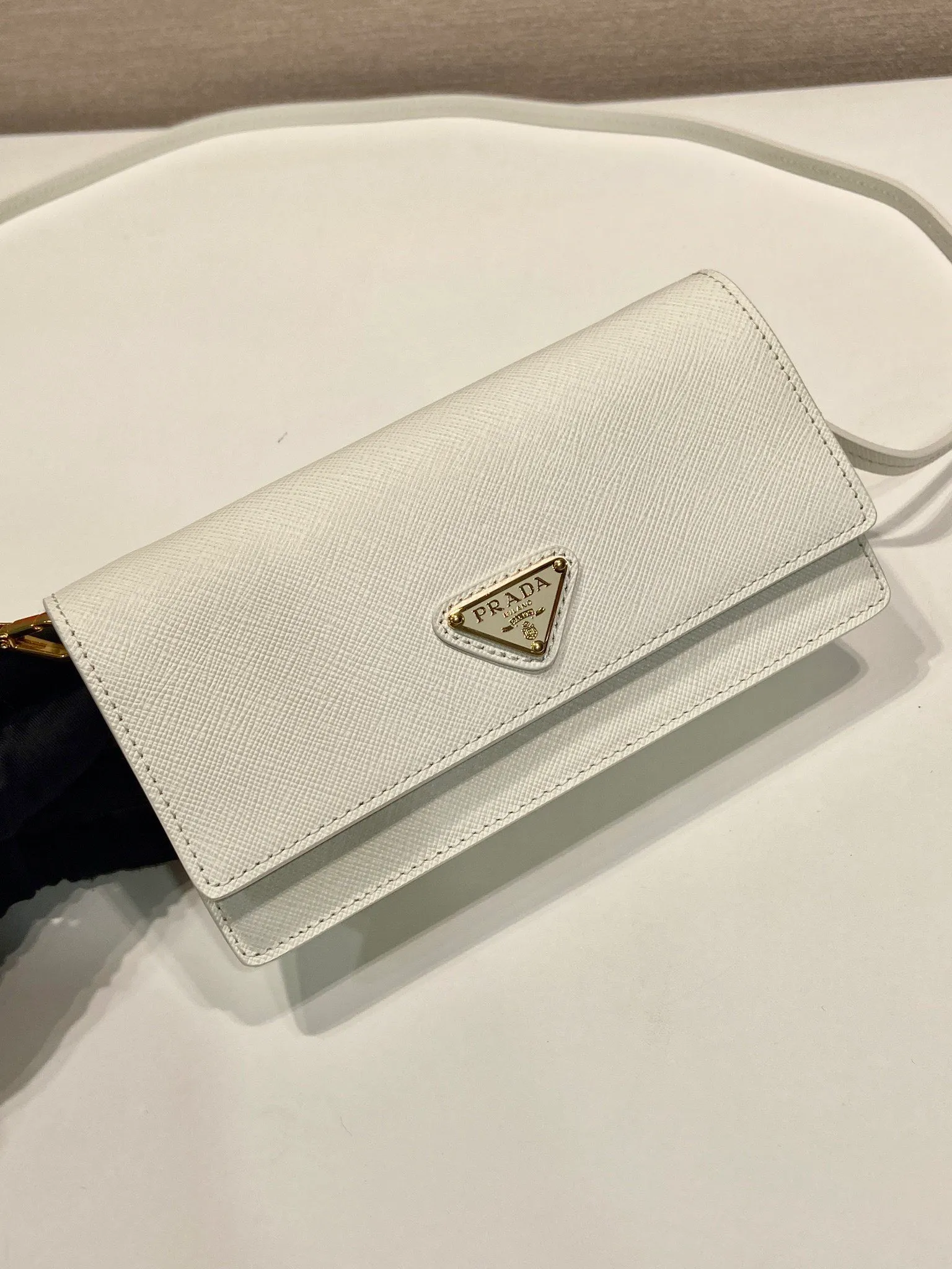 💰780🎉New mini handbag🎉1NF059 mobile phone bag🎉🎉 This mini handbag is made of Saffiano leather material, with simple and elegant geometric shape and charm, and flip-top magnetic buckle design. Detachable and adjustable leather shoulder strap with internal clip. Also doubles as a handbag/wallet. It has strong functionality and is a popular style that will never go out of style. Baby, hurry up and get it🎉🎉 Length 18x Height 9.5x Bottom 3cm🎉🎉🎉💰💰💰