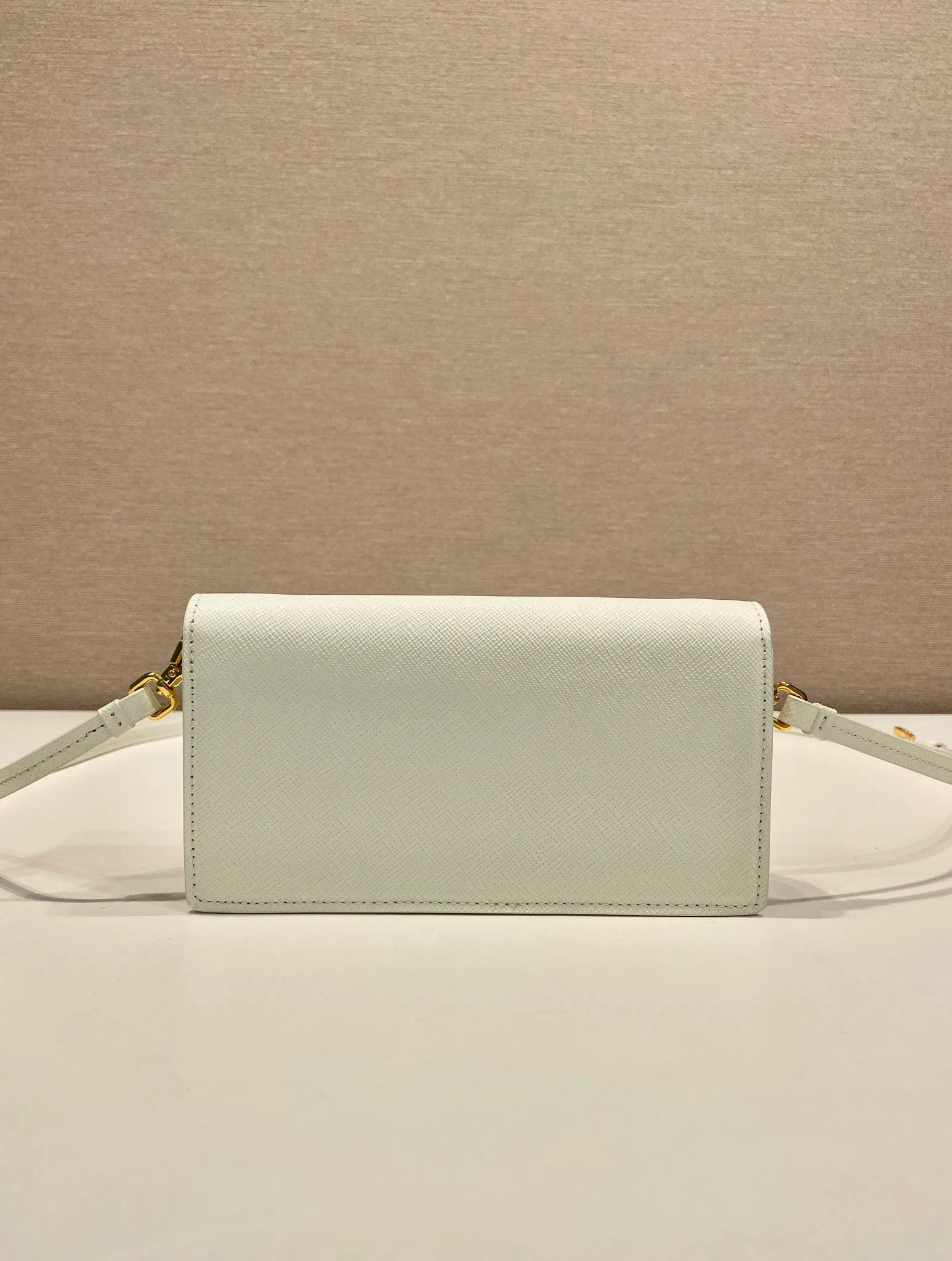 💰780🎉New mini handbag🎉1NF059 mobile phone bag🎉🎉 This mini handbag is made of Saffiano leather material, with simple and elegant geometric shape and charm, and flip-top magnetic buckle design. Detachable and adjustable leather shoulder strap with internal clip. Also doubles as a handbag/wallet. It has strong functionality and is a popular style that will never go out of style. Baby, hurry up and get it🎉🎉 Length 18x Height 9.5x Bottom 3cm🎉🎉🎉💰💰💰