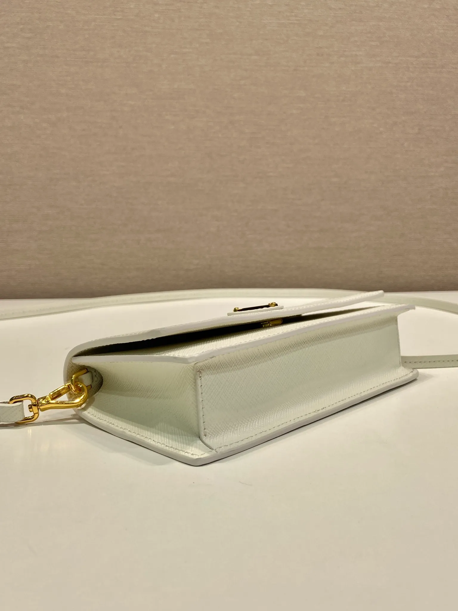 💰780🎉New mini handbag🎉1NF059 mobile phone bag🎉🎉 This mini handbag is made of Saffiano leather material, with simple and elegant geometric shape and charm, and flip-top magnetic buckle design. Detachable and adjustable leather shoulder strap with internal clip. Also doubles as a handbag/wallet. It has strong functionality and is a popular style that will never go out of style. Baby, hurry up and get it🎉🎉 Length 18x Height 9.5x Bottom 3cm🎉🎉🎉💰💰💰