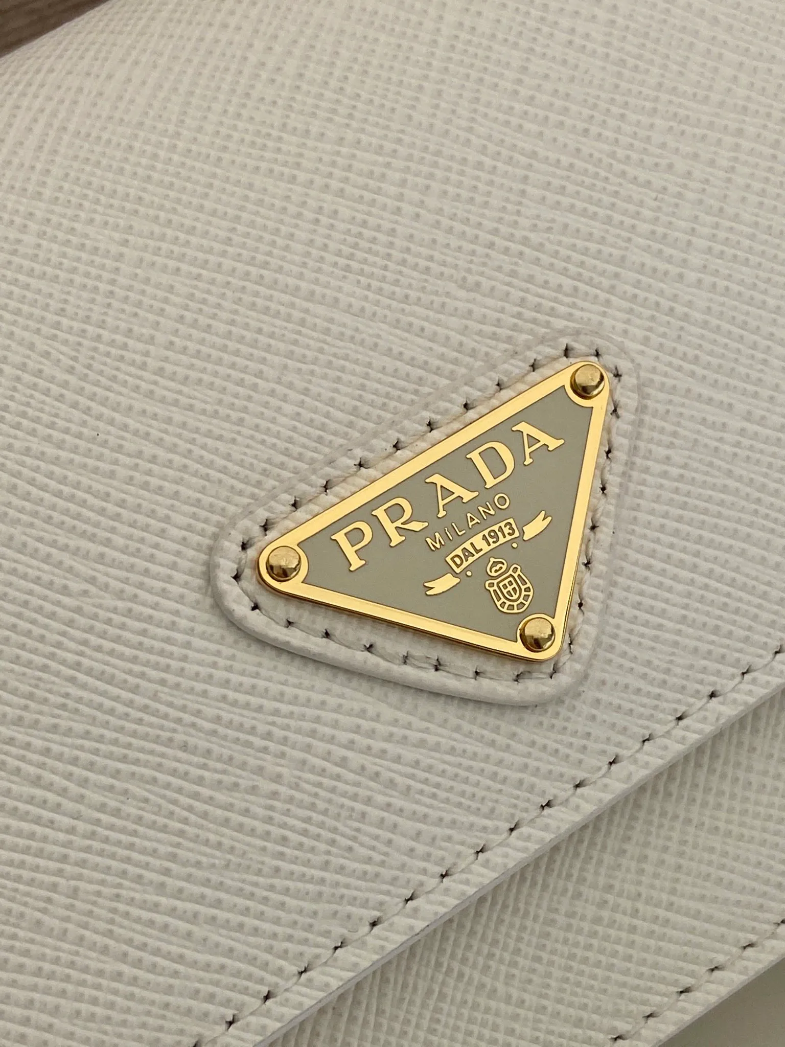 💰780🎉New mini handbag🎉1NF059 mobile phone bag🎉🎉 This mini handbag is made of Saffiano leather material, with simple and elegant geometric shape and charm, and flip-top magnetic buckle design. Detachable and adjustable leather shoulder strap with internal clip. Also doubles as a handbag/wallet. It has strong functionality and is a popular style that will never go out of style. Baby, hurry up and get it🎉🎉 Length 18x Height 9.5x Bottom 3cm🎉🎉🎉💰💰💰