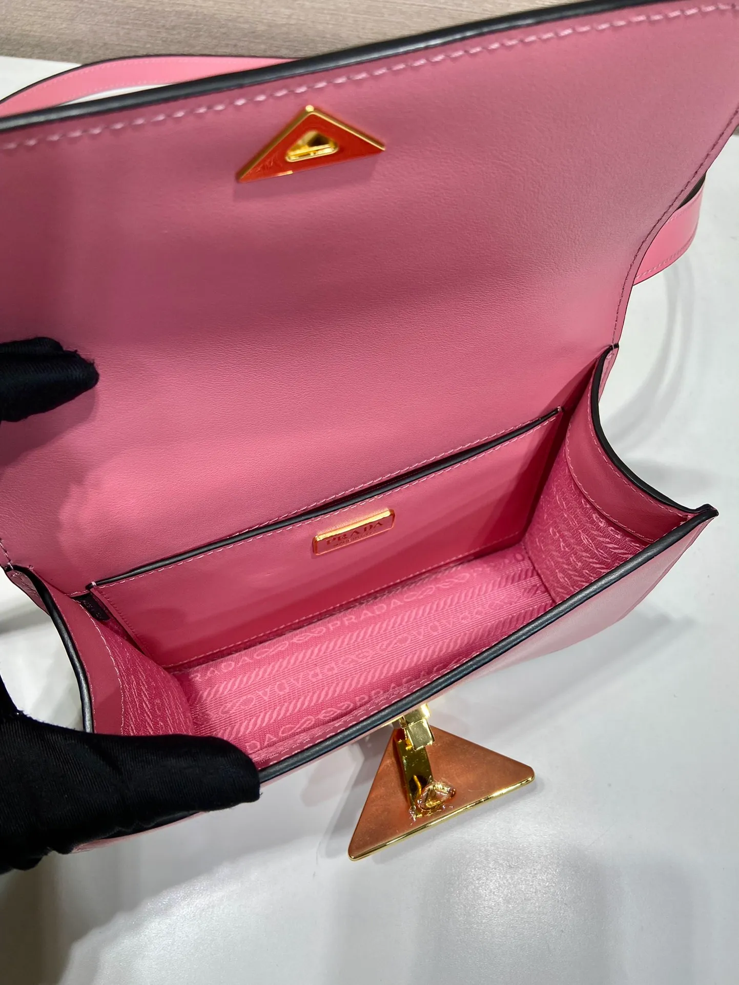 💰1520🎉New messenger bag🎉1BD340🎉🎉 This shoulder bag is made of oiled cowhide. The corner design gives the bag a modern style, the adjustable leather handle can be worn on the shoulder or cross-body, and the enameled metal triangular logo flap is decorated with a snap lock. Full of high-end feel, the top of your back instantly transforms into a girly girl, with large capacity and space. Fashionable and practical, get it now🎉👏 Length 20x Height 13.5x Bottom 5.5cm👏👏👏🎉🎉🎉