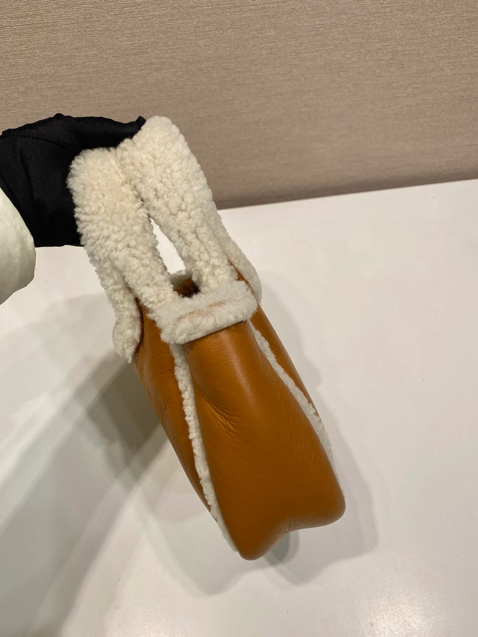💰1560🎉Sheepskin Bucket Bag🎉1BA349 New Product🎉🎉 This sheepskin bucket bag combines simple style with winter atmosphere. Lined with lambswool, decorated with gold-plated hardware, the triangular logo adds a signature style, magnetic buckle closure, with three compartments, large space, so beautiful and beautiful, a must-have in winter, it is also a popular model for internet celebrities🎉Hurry up and get it🎉🎉 Length 18 height 15.5x bottom 10cm🎉🎉