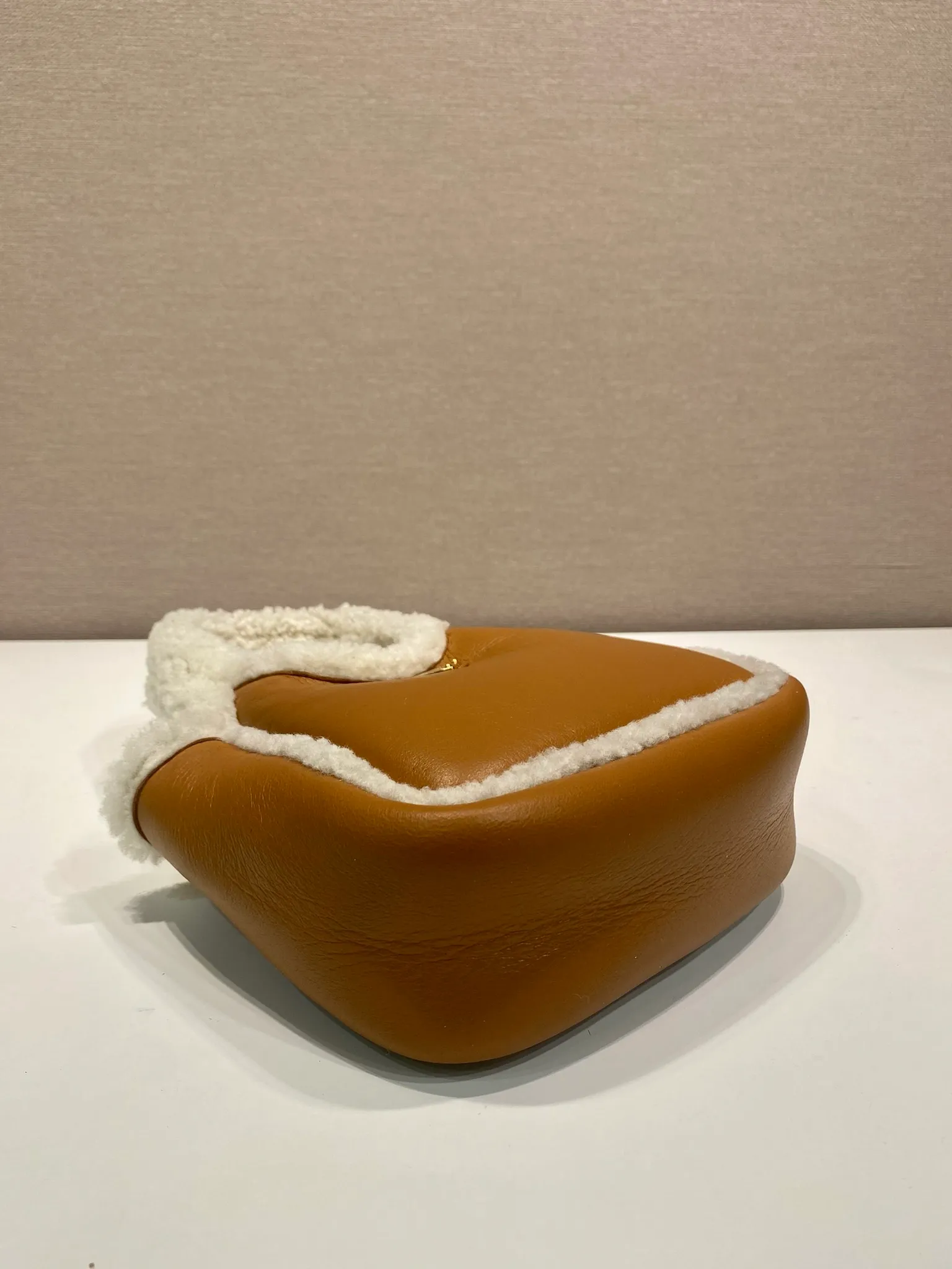 💰1560🎉Sheepskin Bucket Bag🎉1BA349 New Product🎉🎉 This sheepskin bucket bag combines simple style with winter atmosphere. Lined with lambswool, decorated with gold-plated hardware, the triangular logo adds a signature style, magnetic buckle closure, with three compartments, large space, so beautiful and beautiful, a must-have in winter, it is also a popular model for internet celebrities🎉Hurry up and get it🎉🎉 Length 18 height 15.5x bottom 10cm🎉🎉