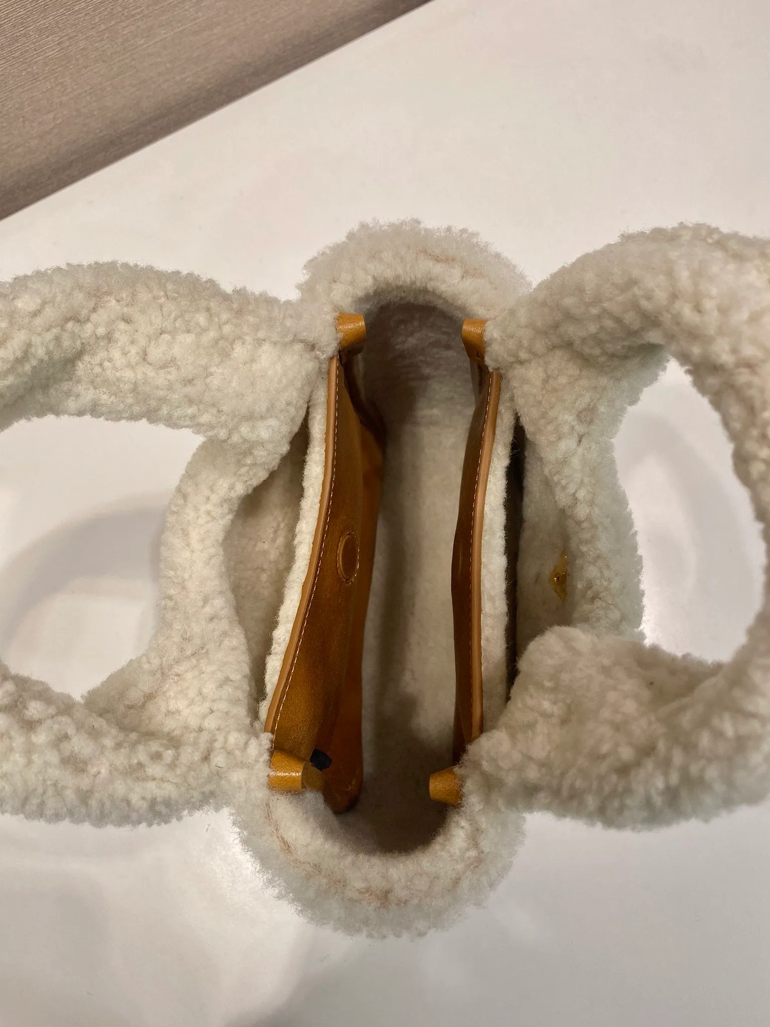 💰1560🎉Sheepskin Bucket Bag🎉1BA349 New Product🎉🎉 This sheepskin bucket bag combines simple style with winter atmosphere. Lined with lambswool, decorated with gold-plated hardware, the triangular logo adds a signature style, magnetic buckle closure, with three compartments, large space, so beautiful and beautiful, a must-have in winter, it is also a popular model for internet celebrities🎉Hurry up and get it🎉🎉 Length 18 height 15.5x bottom 10cm🎉🎉