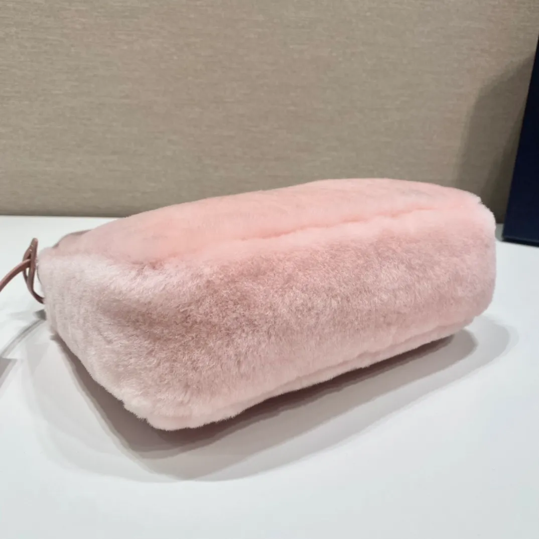 💰900🎉Plush Hobo🎉Upgraded version/goat hair😘😘This Hobo fur bag design is another hot item in autumn and winter👏, you can feel its softness through the screen😘I have the urge to hug it quickly 🙊🙊It’s so cute, the only difference in the upgraded version is that the hair is very soft🎉🎉It looks good and it’s extremely convenient to wear👍It looks great when carried by hand or as an armpit bag😘A must-have in winter, if you like it, hurry up and buy it🎉🎉 Style number: NE515 Length 23x Height 14x Bottom 5cm