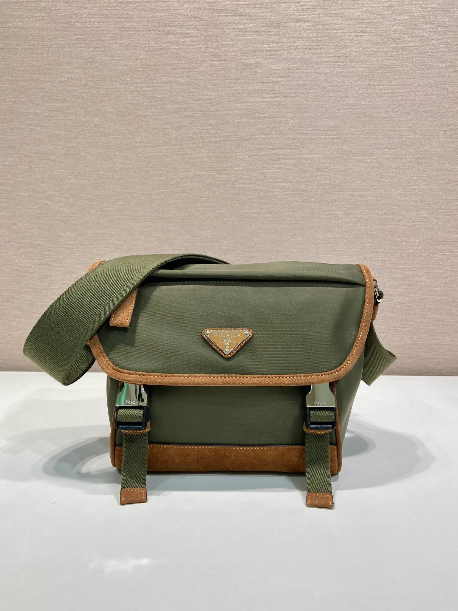 💰1200🎉New messenger bag🎉🎉2VD066 small🎉🎉 This messenger bag is designed with Re-Nylon recycled nylon fabric, with contrasting calfskin, flap and snap closure, three external zipper pockets, internal zipper pocket and patch pocket. It has a large capacity and is a hit that will never go out of style. Handsome guys, come in quickly🎉🎉 Length 20 height 19 bottom 10cm🎉🎉🎉🍊🍊🍊