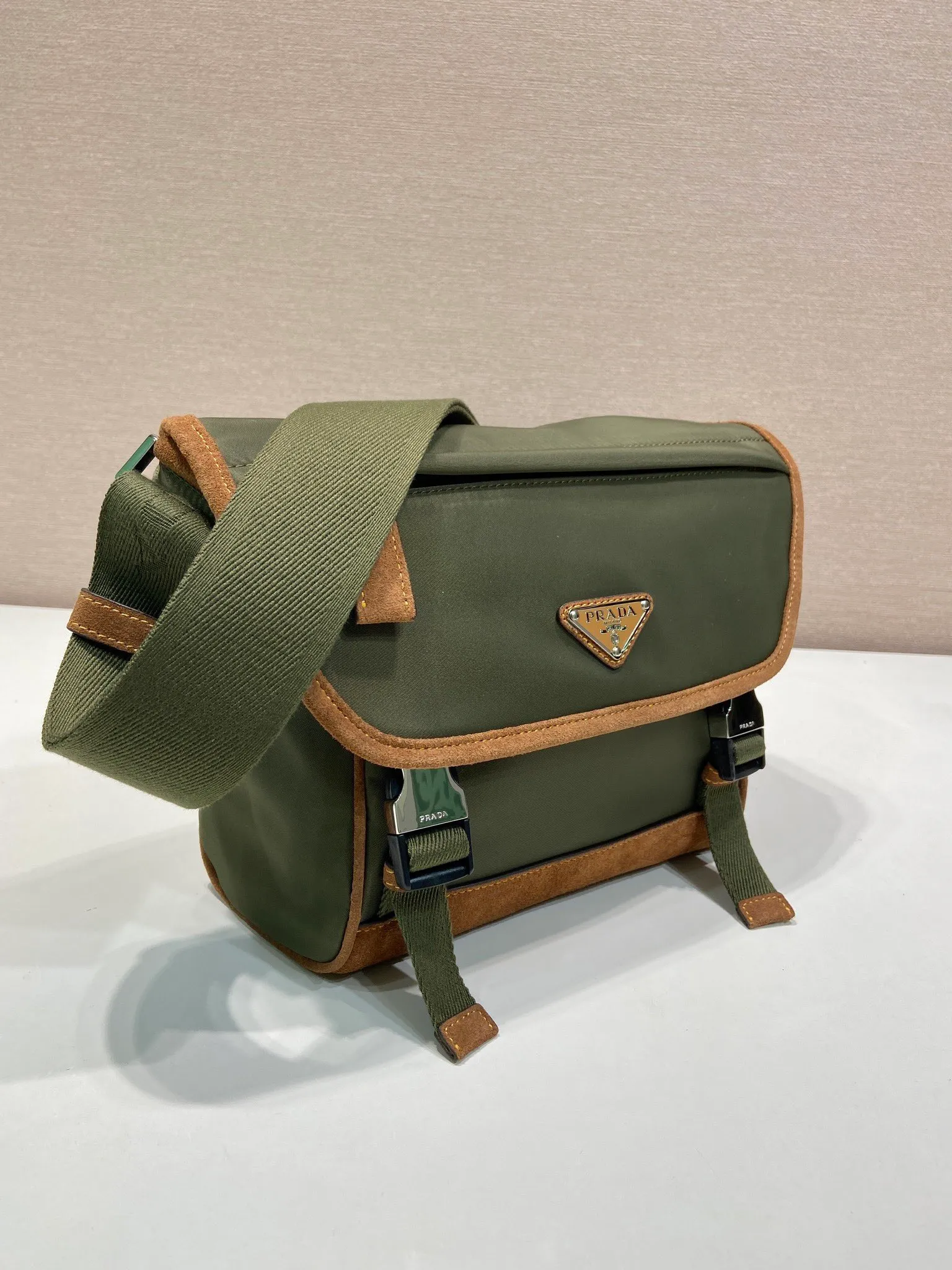 💰1200🎉New messenger bag🎉🎉2VD066 small🎉🎉 This messenger bag is designed with Re-Nylon recycled nylon fabric, with contrasting calfskin, flap and snap closure, three external zipper pockets, internal zipper pocket and patch pocket. It has a large capacity and is a hit that will never go out of style. Handsome guys, come in quickly🎉🎉 Length 20 height 19 bottom 10cm🎉🎉🎉🍊🍊🍊