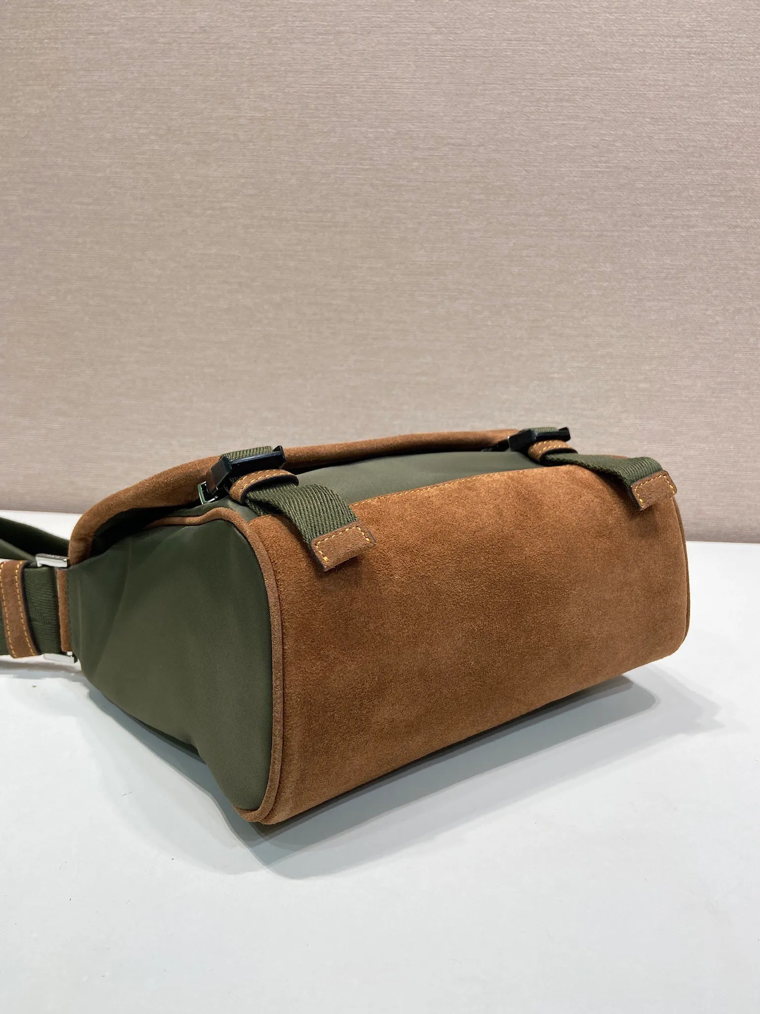 💰1200🎉New messenger bag🎉🎉2VD066 small🎉🎉 This messenger bag is designed with Re-Nylon recycled nylon fabric, with contrasting calfskin, flap and snap closure, three external zipper pockets, internal zipper pocket and patch pocket. It has a large capacity and is a hit that will never go out of style. Handsome guys, come in quickly🎉🎉 Length 20 height 19 bottom 10cm🎉🎉🎉🍊🍊🍊