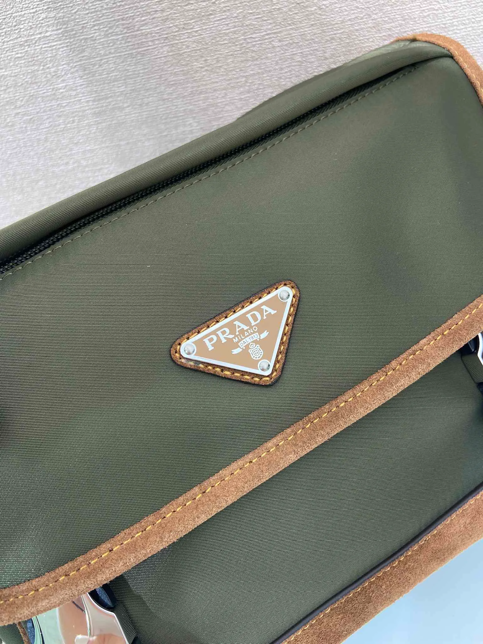 💰1200🎉New messenger bag🎉🎉2VD066 small🎉🎉 This messenger bag is designed with Re-Nylon recycled nylon fabric, with contrasting calfskin, flap and snap closure, three external zipper pockets, internal zipper pocket and patch pocket. It has a large capacity and is a hit that will never go out of style. Handsome guys, come in quickly🎉🎉 Length 20 height 19 bottom 10cm🎉🎉🎉🍊🍊🍊