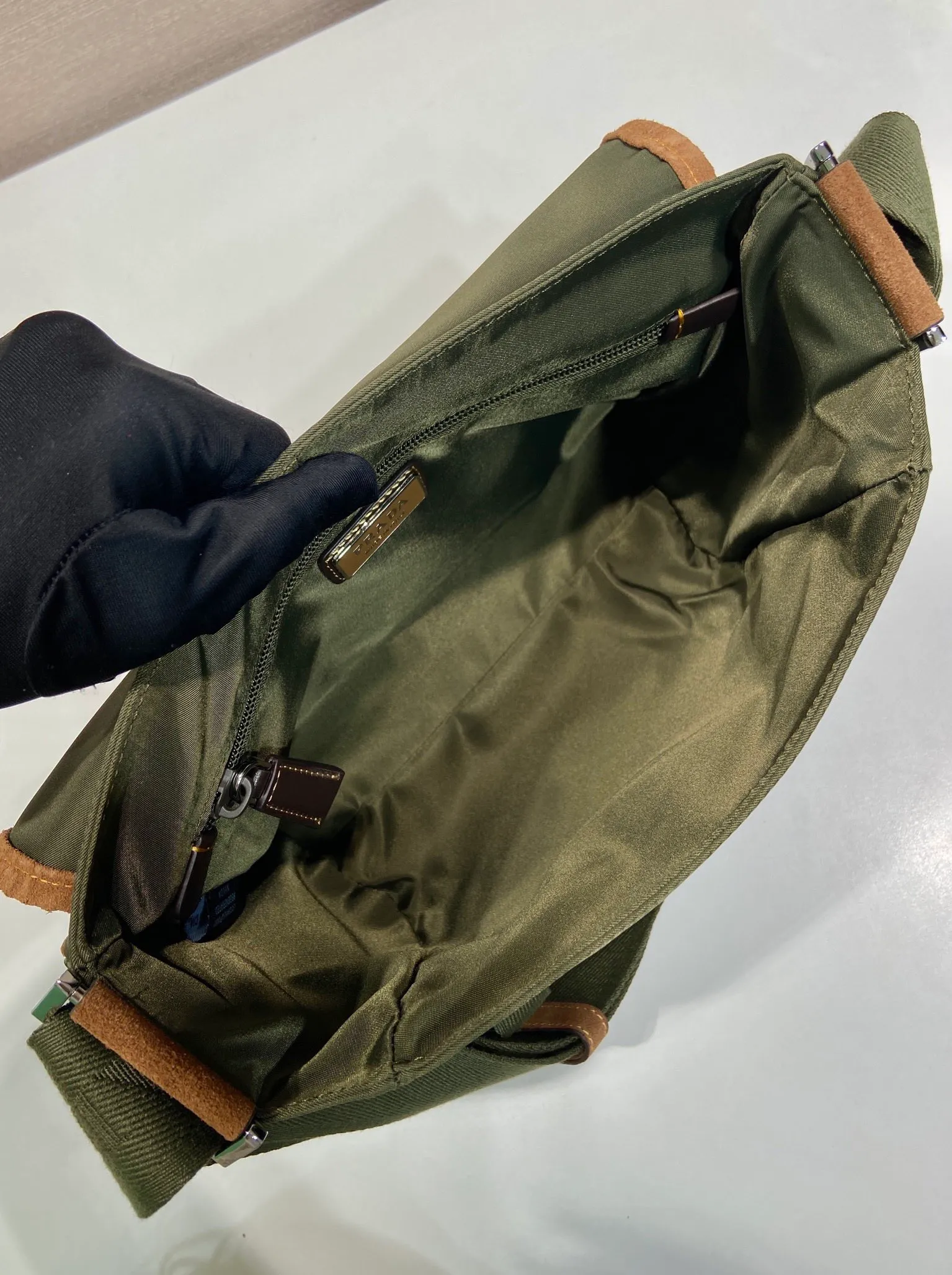 💰1200🎉New messenger bag🎉🎉2VD066 small🎉🎉 This messenger bag is designed with Re-Nylon recycled nylon fabric, with contrasting calfskin, flap and snap closure, three external zipper pockets, internal zipper pocket and patch pocket. It has a large capacity and is a hit that will never go out of style. Handsome guys, come in quickly🎉🎉 Length 20 height 19 bottom 10cm🎉🎉🎉🍊🍊🍊