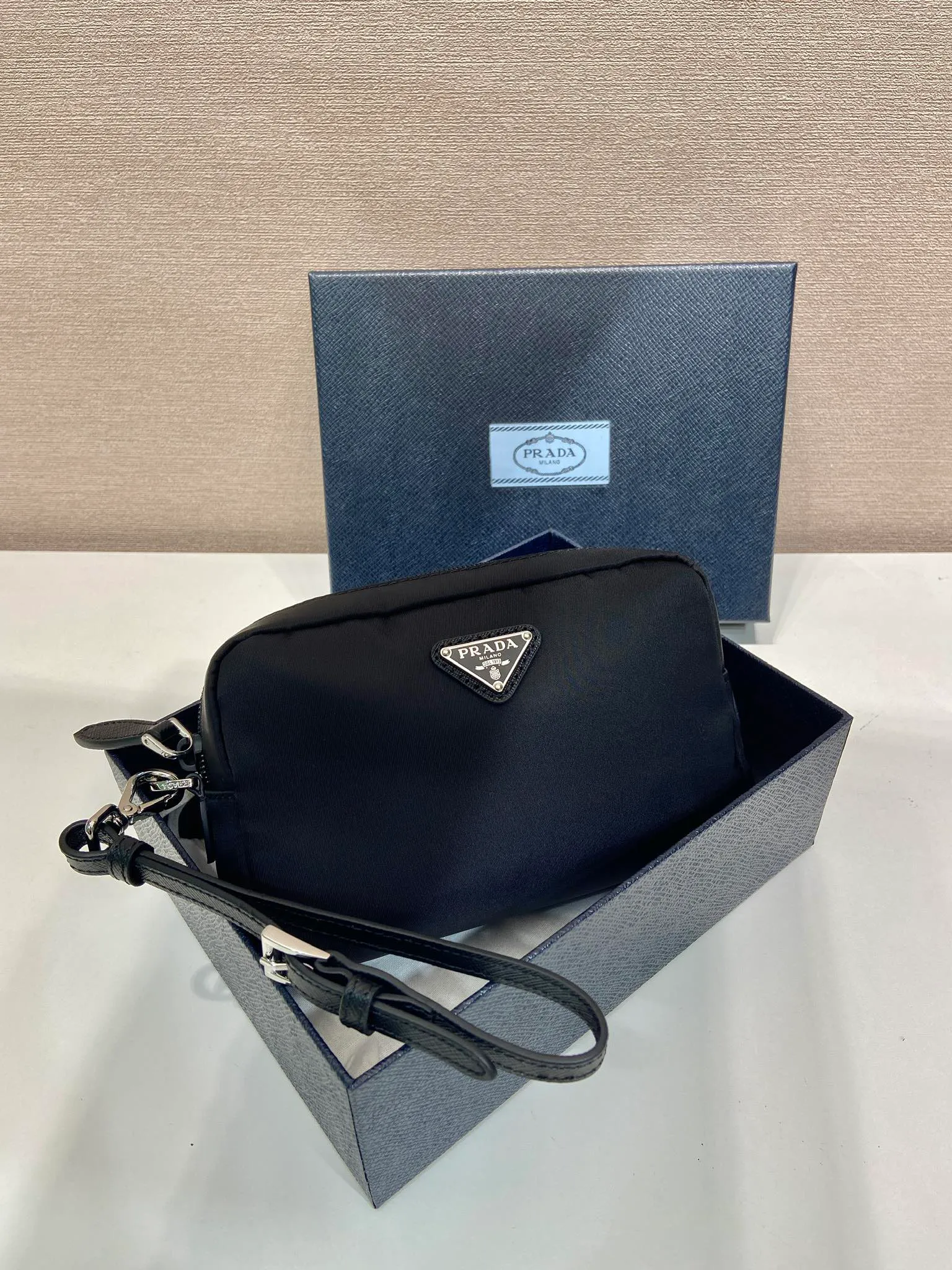 💰520🎉New clutch bag🎉1NS021 large size🎉🎉 This clutch bag is made of imported innovative Re-Nylon recycled nylon fabric. The iconic triangular logo in enameled metal accents the clean lines. The bag opens to reveal a zippered inner pocket. Detachable leather wristband, large capacity, no problem with daily essentials for going out😘😘The large handbag you have been dreaming about has arrived, babies, hurry up and get it🎉🎉 Length 17x Height 11x Bottom 5.5cm🎉🎉🎉😘😘😘