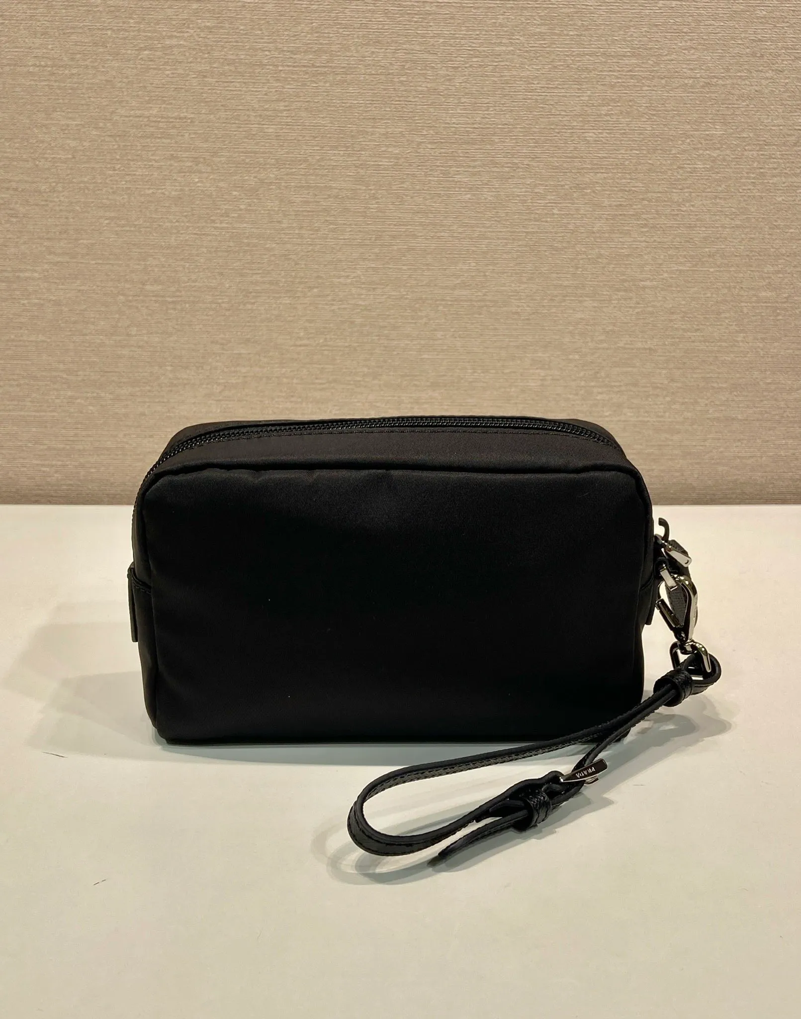 💰520🎉New clutch bag🎉1NS021 large size🎉🎉 This clutch bag is made of imported innovative Re-Nylon recycled nylon fabric. The iconic triangular logo in enameled metal accents the clean lines. The bag opens to reveal a zippered inner pocket. Detachable leather wristband, large capacity, no problem with daily essentials for going out😘😘The large handbag you have been dreaming about has arrived, babies, hurry up and get it🎉🎉 Length 17x Height 11x Bottom 5.5cm🎉🎉🎉😘😘😘