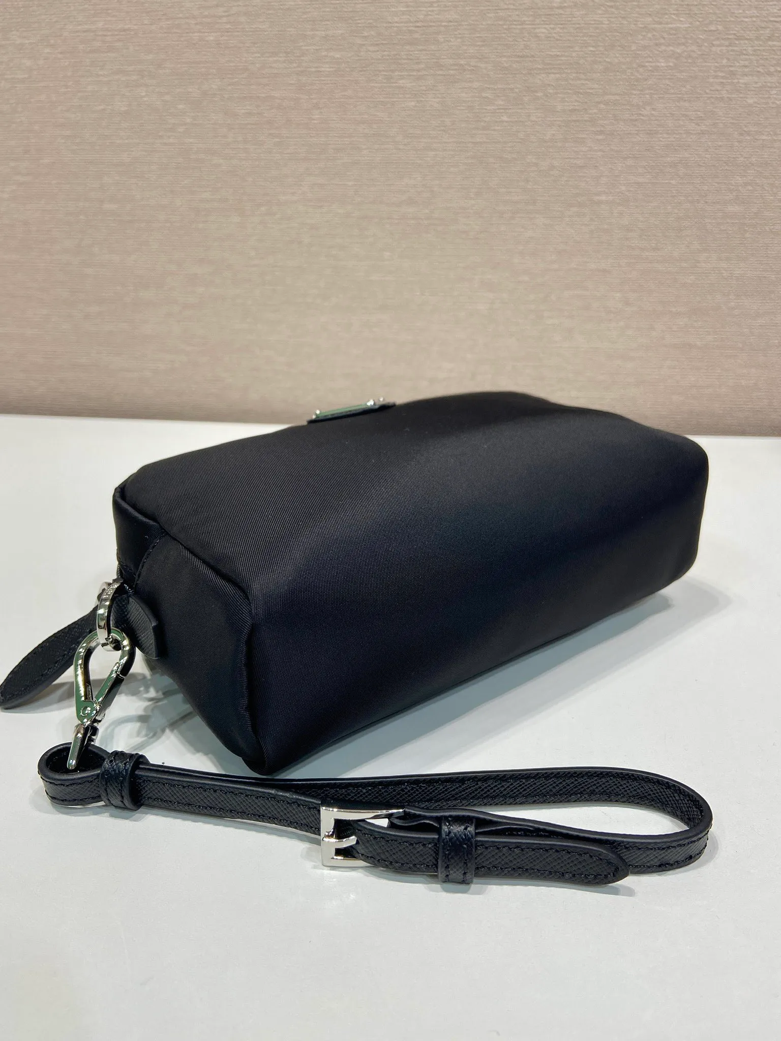 💰520🎉New clutch bag🎉1NS021 large size🎉🎉 This clutch bag is made of imported innovative Re-Nylon recycled nylon fabric. The iconic triangular logo in enameled metal accents the clean lines. The bag opens to reveal a zippered inner pocket. Detachable leather wristband, large capacity, no problem with daily essentials for going out😘😘The large handbag you have been dreaming about has arrived, babies, hurry up and get it🎉🎉 Length 17x Height 11x Bottom 5.5cm🎉🎉🎉😘😘😘
