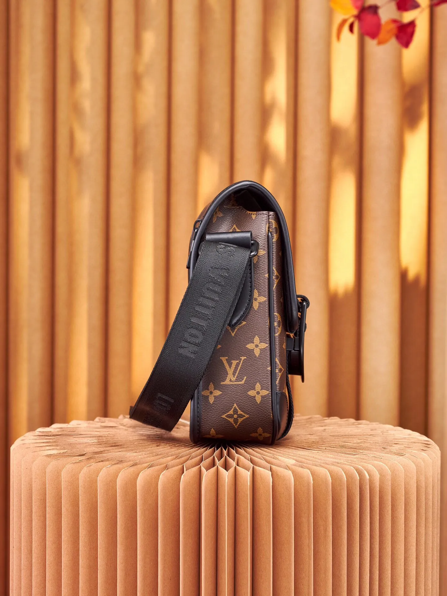 P¥700👉nfc dynamic chip version👈【Top inspection-free all-steel hardware】This Archy small messenger bag is made of Monogram Macassar canvas and leather trim, and then uses leather corners and trim to highlight its elegant style. The detachable and adjustable jacquard shoulder strap features the Louis Vuitton logo. Monogram Macassar coated canvas - cow leather trim - fabric lining - metal hardware - magnetic flap closure - zippered back pocket - internal patch pocket - shoulder strap: non-detachable, adjustable! ! Model: M46442; Size: 16x22x7CM