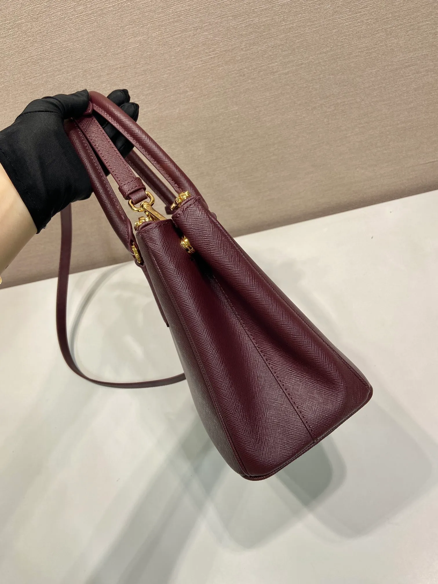 💰1840💋Classic hot model 1BA863💋New color🎉Original item/fully upgraded version🤙🤙Made of imported cross-grain cowhide. Top brushed hardware🤙🤙Galleria The handbag design is classic and timeless, the most iconic killer bag👏🏻👏🏻, a timeless style, equipped with multiple pockets and a detachable shoulder strap, 175 OEM code, length 28x height 20x bottom 12cm🤙🤙🤙💰💰💰💰