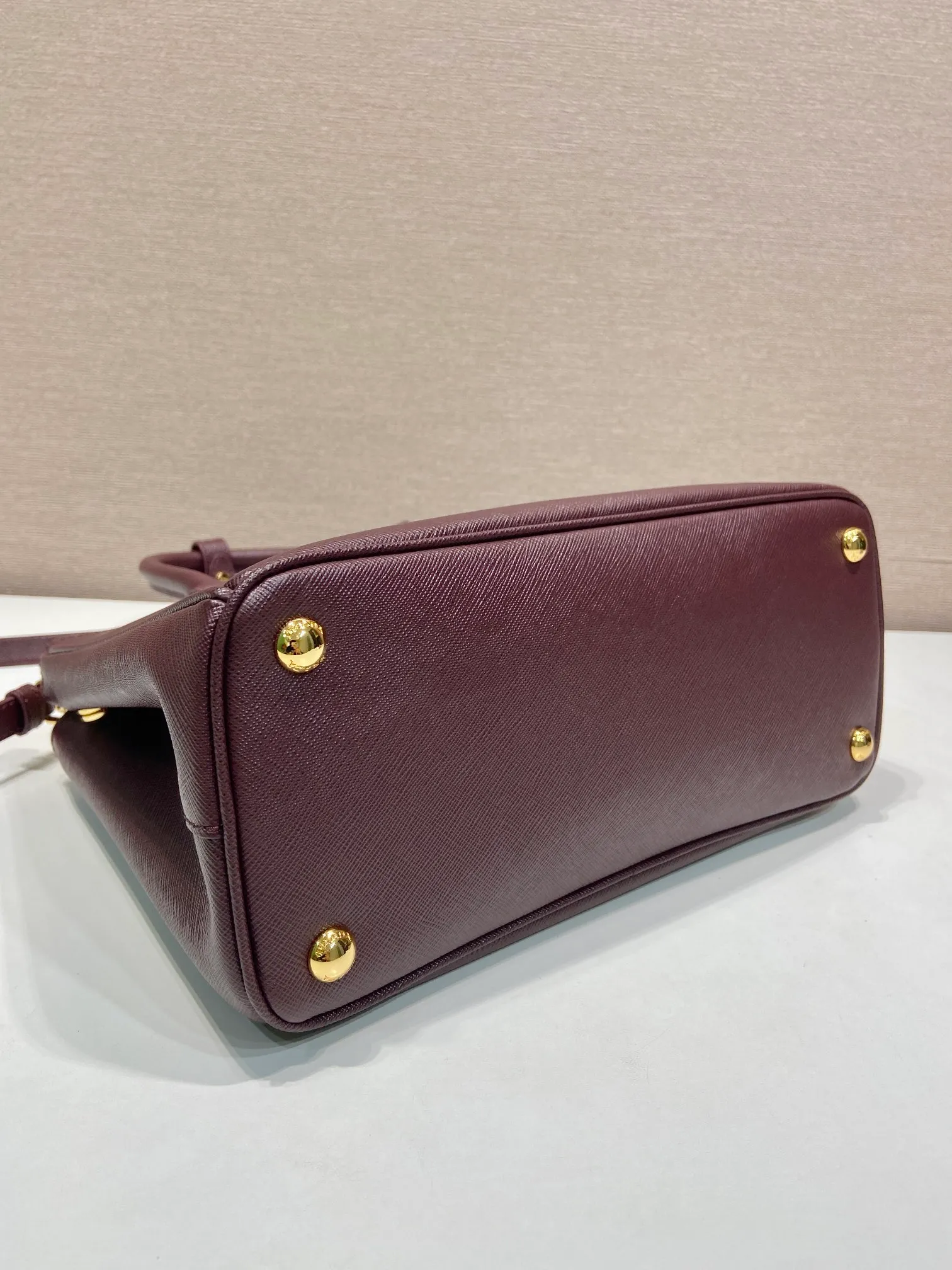 💰1840💋Classic hot model 1BA863💋New color🎉Original item/fully upgraded version🤙🤙Made of imported cross-grain cowhide. Top brushed hardware🤙🤙Galleria The handbag design is classic and timeless, the most iconic killer bag👏🏻👏🏻, a timeless style, equipped with multiple pockets and a detachable shoulder strap, 175 OEM code, length 28x height 20x bottom 12cm🤙🤙🤙💰💰💰💰