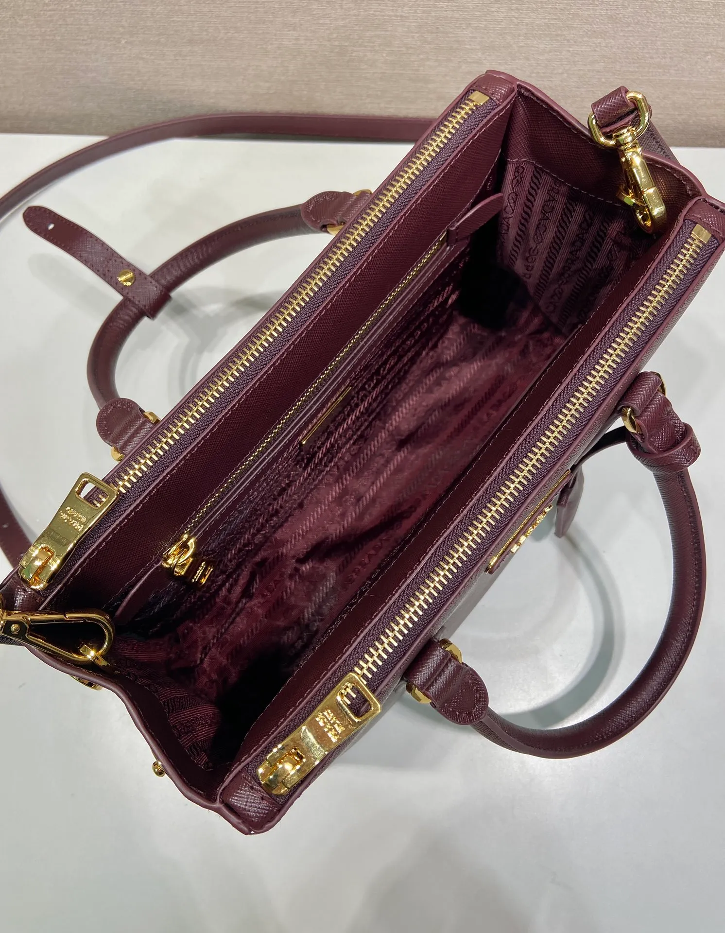 💰1840💋Classic hot model 1BA863💋New color🎉Original item/fully upgraded version🤙🤙Made of imported cross-grain cowhide. Top brushed hardware🤙🤙Galleria The handbag design is classic and timeless, the most iconic killer bag👏🏻👏🏻, a timeless style, equipped with multiple pockets and a detachable shoulder strap, 175 OEM code, length 28x height 20x bottom 12cm🤙🤙🤙💰💰💰💰