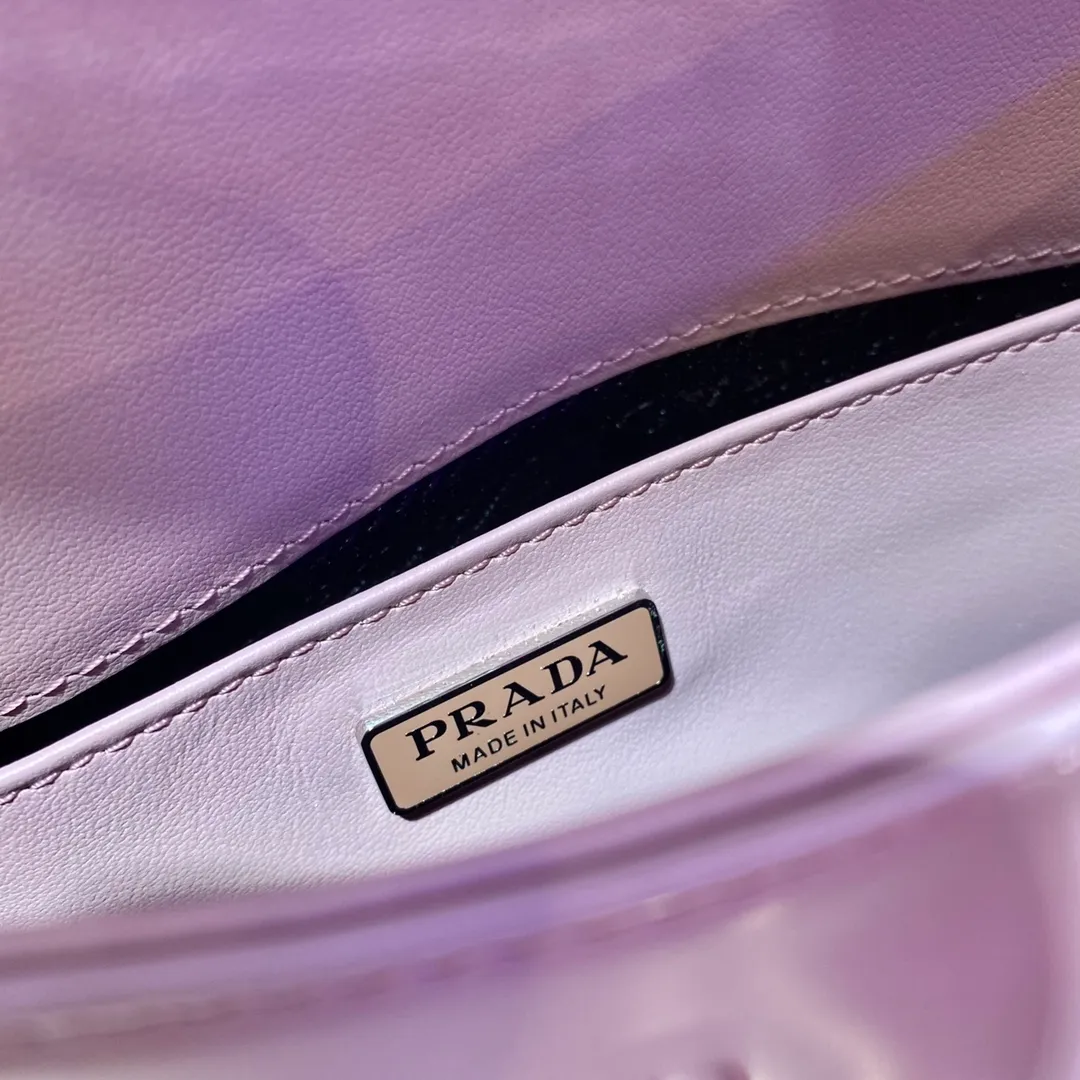 💰1320🎉Large Flap/Double Shoulder Straps🎉New Second-hand Underarm Bag/Large Flap😘😘 This year’s popular flip-top second-hand armpit bag has always been very popular. This double shoulder strap design is so practical👏It can be carried on the shoulder/crossbody, I love it😘, the whole leather is delicate and smooth, the special-shaped bag design is cool and fashionable, the capacity is sufficient, and it is light and can be packed It’s perfect without being outdated. It has a retro-feel concave shape. Another popular model for internet celebrities🙊🙊 Style number: 1BD303, length 24x height 19x bottom 6cm