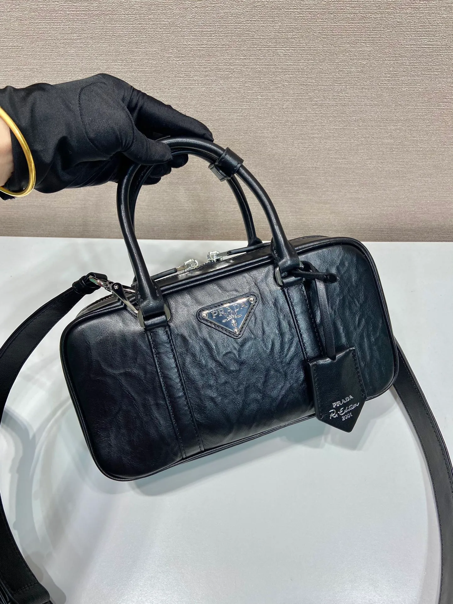 💰1660🎉New Boston🎉1BB098 Small🎉🎉 This casual and classic handbag is made of soft sheepskin inside and out. The hand-made pleat effect is particularly fashionable. It is equipped with a detachable long shoulder strap and a small coin purse with large capacity. It was also unveiled in the 2024 spring and summer series fashion show. The upper body effect must be eye-catching. Baby, hurry up and get it🎉🎉 Length 24x height x 12.5 bottom x 8cm