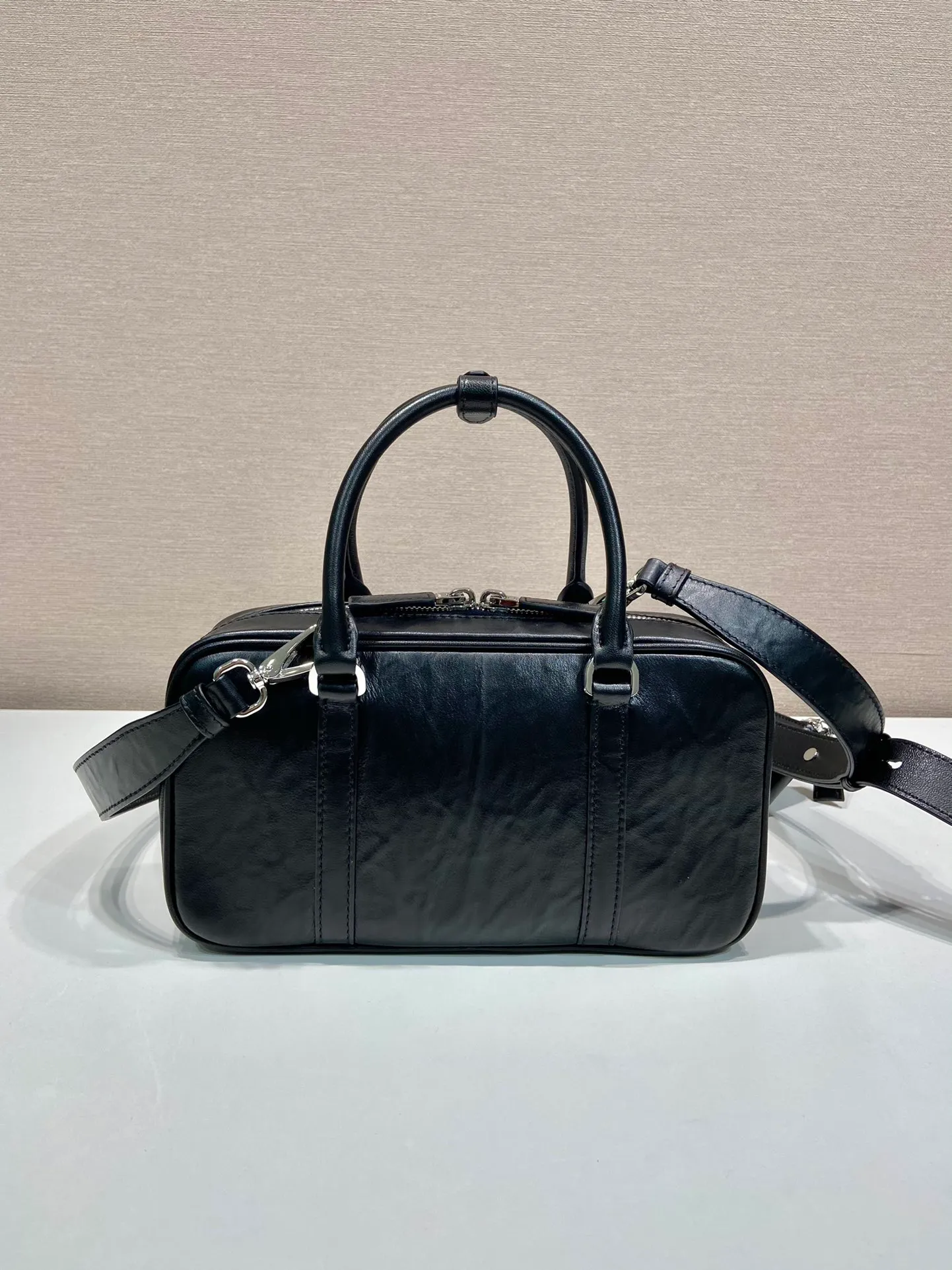 💰1660🎉New Boston🎉1BB098 Small🎉🎉 This casual and classic handbag is made of soft sheepskin inside and out. The hand-made pleat effect is particularly fashionable. It is equipped with a detachable long shoulder strap and a small coin purse with large capacity. It was also unveiled in the 2024 spring and summer series fashion show. The upper body effect must be eye-catching. Baby, hurry up and get it🎉🎉 Length 24x height x 12.5 bottom x 8cm
