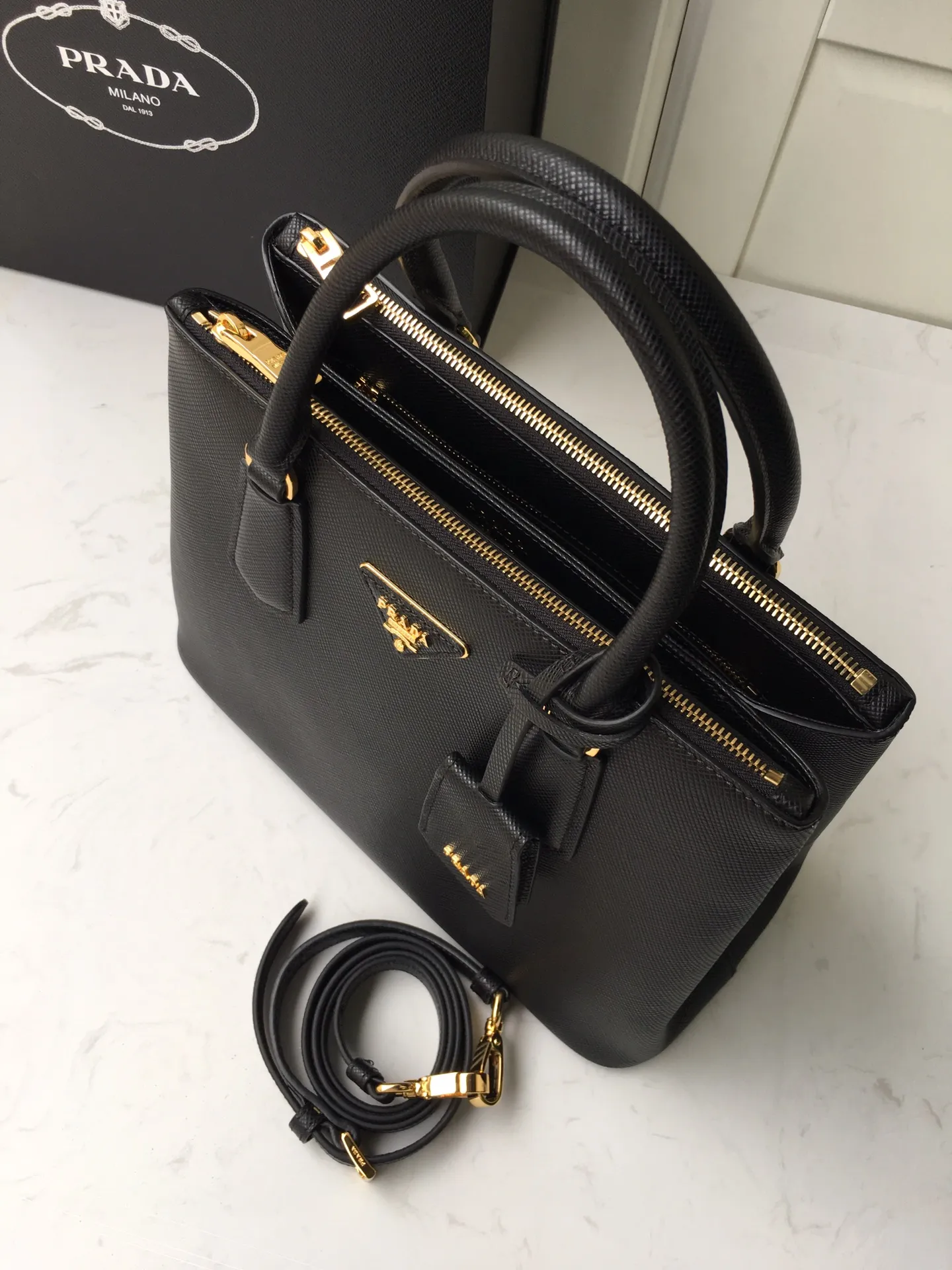 💰2040🎉1BA232 hot model🎉, original item👍👍 Made of imported Saffiano leather material, double leather handles, detachable and adjustable leather shoulder straps, and two zipper pockets on the outside. This Galleria handbag has a classic and timeless design. It is the most iconic classic hot style, a favorite of ladies😘, length 31X height 22.5x bottom 13.5cm👏