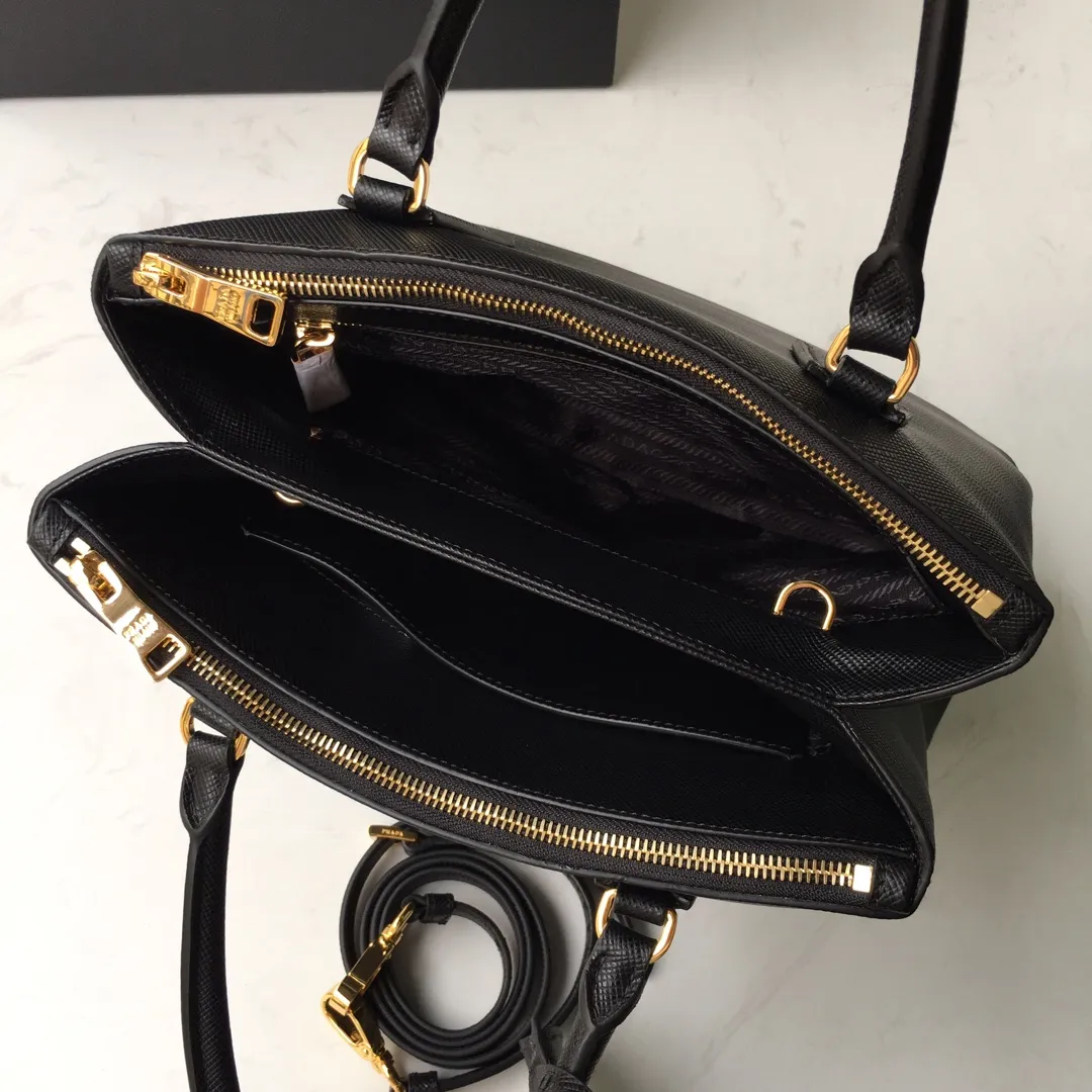 💰2040🎉1BA232 hot model🎉, original item👍👍 Made of imported Saffiano leather material, double leather handles, detachable and adjustable leather shoulder straps, and two zipper pockets on the outside. This Galleria handbag has a classic and timeless design. It is the most iconic classic hot style, a favorite of ladies😘, length 31X height 22.5x bottom 13.5cm👏