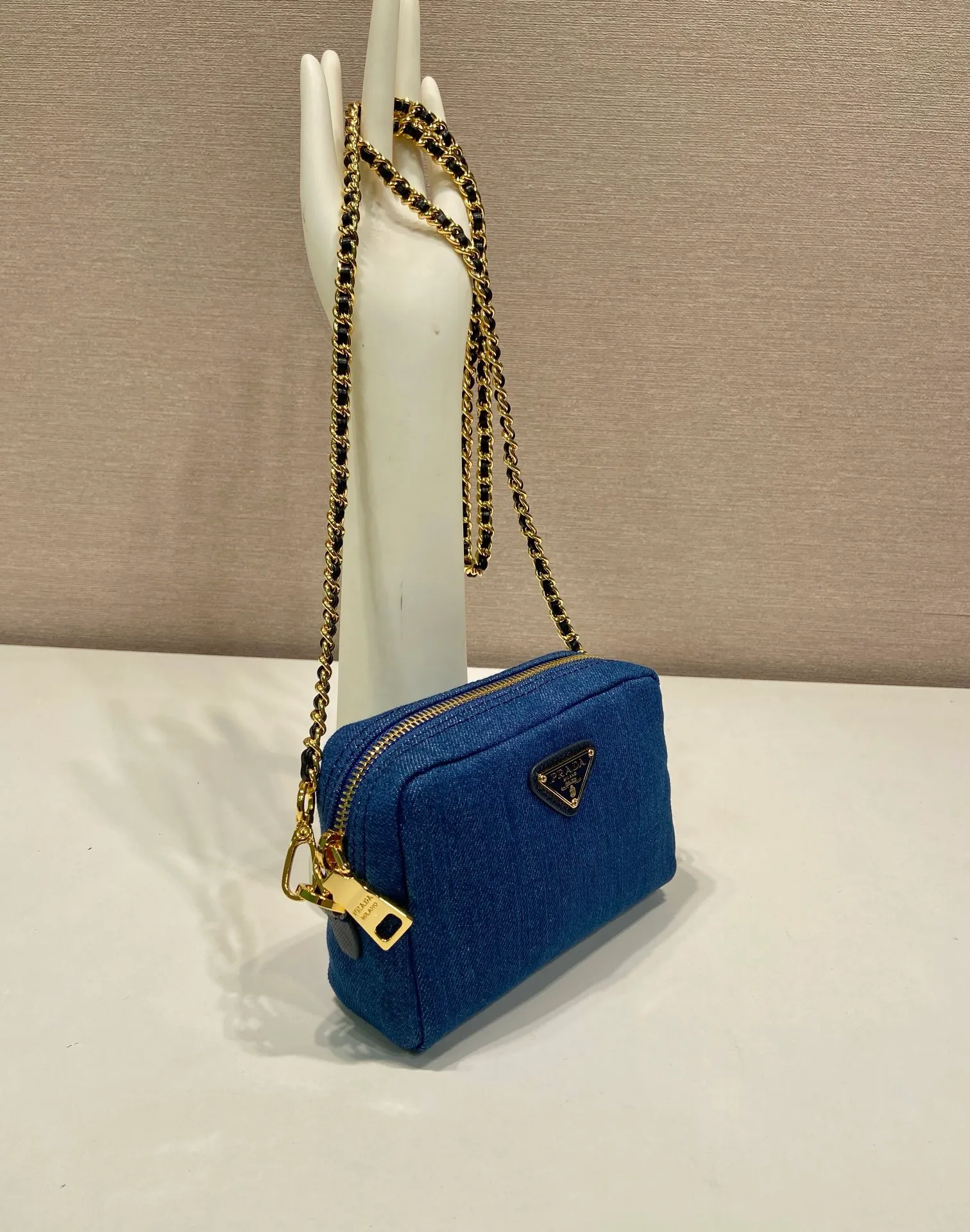 💰720🎉Second-hand denim bag🎉1NS695 small size🎉🎉 This second-hand denim bag is made of imported washed denim and top-quality hardware. It has a large capacity and is equipped with a foldable iron lever. It can also be carried on the shoulder/hand/cross-body. The upper body effect is very beautiful, retro style, beautiful on the street😘Hurry up and get it! 🎉🎉 Length 14x Height 10x Bottom 5cm👏👏👏🎉🎉🎉