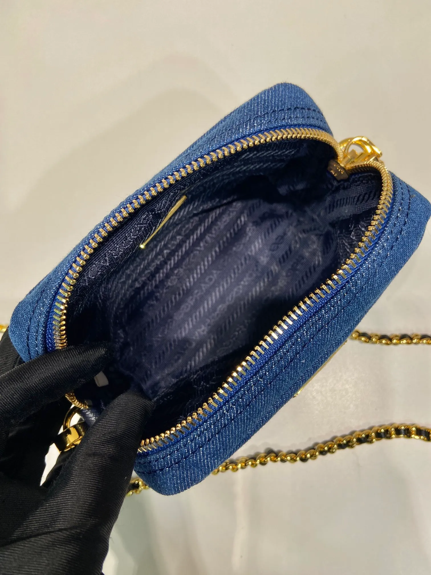 💰720🎉Second-hand denim bag🎉1NS695 small size🎉🎉 This second-hand denim bag is made of imported washed denim and top-quality hardware. It has a large capacity and is equipped with a foldable iron lever. It can also be carried on the shoulder/hand/cross-body. The upper body effect is very beautiful, retro style, beautiful on the street😘Hurry up and get it! 🎉🎉 Length 14x Height 10x Bottom 5cm👏👏👏🎉🎉🎉