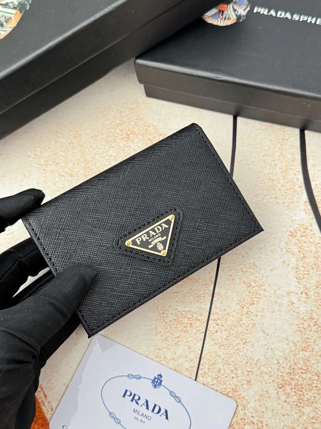 💰120💰PRADA’s popular men’s card holder counter new style, official website synchronization, genuine development, model 2MC122#. Color/picture, real shot 💋Cross-grain cowhide texture is excellent, threaded lining, hardware accessories! Exquisite wiring, even and neat lines, smooth oil edges, size: 11cm long, 6.5cm high