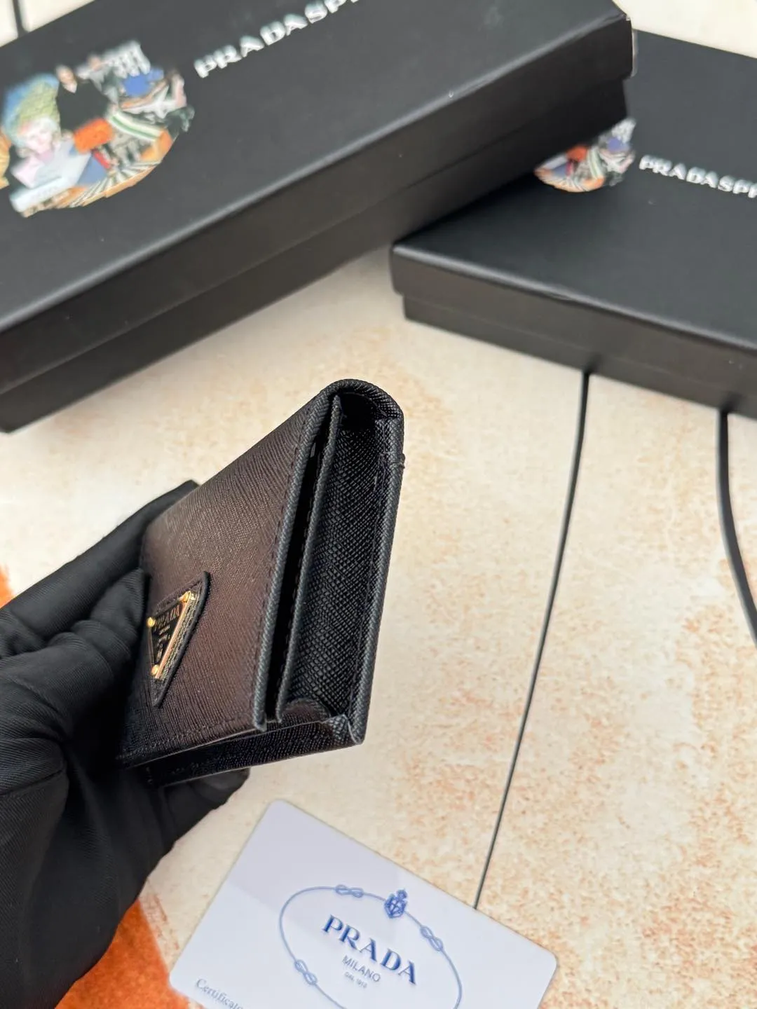 💰120💰PRADA’s popular men’s card holder counter new style, official website synchronization, genuine development, model 2MC122#. Color/picture, real shot 💋Cross-grain cowhide texture is excellent, threaded lining, hardware accessories! Exquisite wiring, even and neat lines, smooth oil edges, size: 11cm long, 6.5cm high