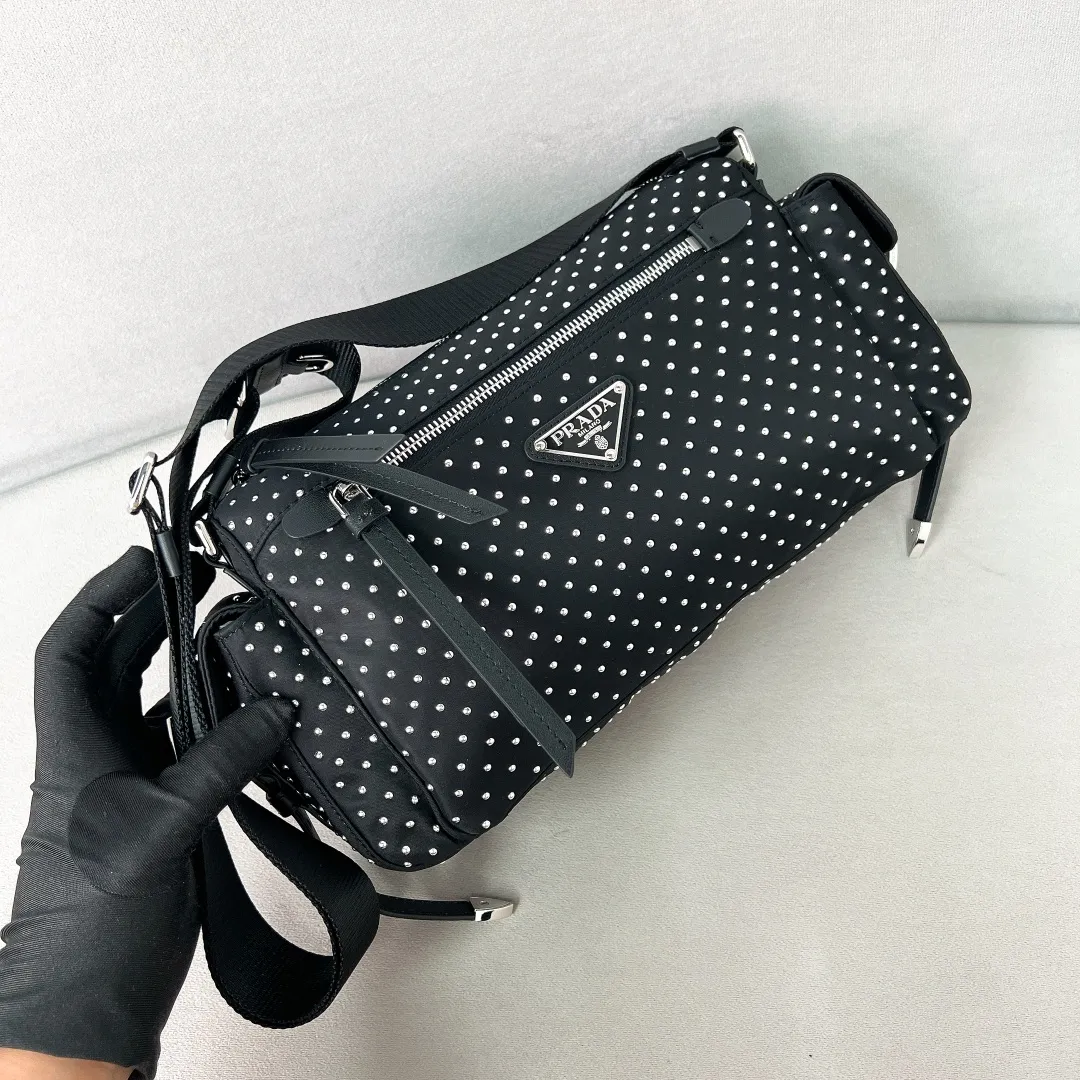 💰1320✨New product debut✨2025 new rivet decoration series crossbody bag 1BC236 Imported recycled nylon fabric with rivet decoration Classic triangle logo The overall bag body is casual and not easy to deform Front zipper pocket ➕Double side pocket design meets various storage needs for daily travel Fashionable and casual, versatile, lightweight, easy to wear, easy to match, casual in different carrying methods and easy to put anywhere Just pick it up and instantly transform into a pretty lady🤩 Size: 26/17/9
