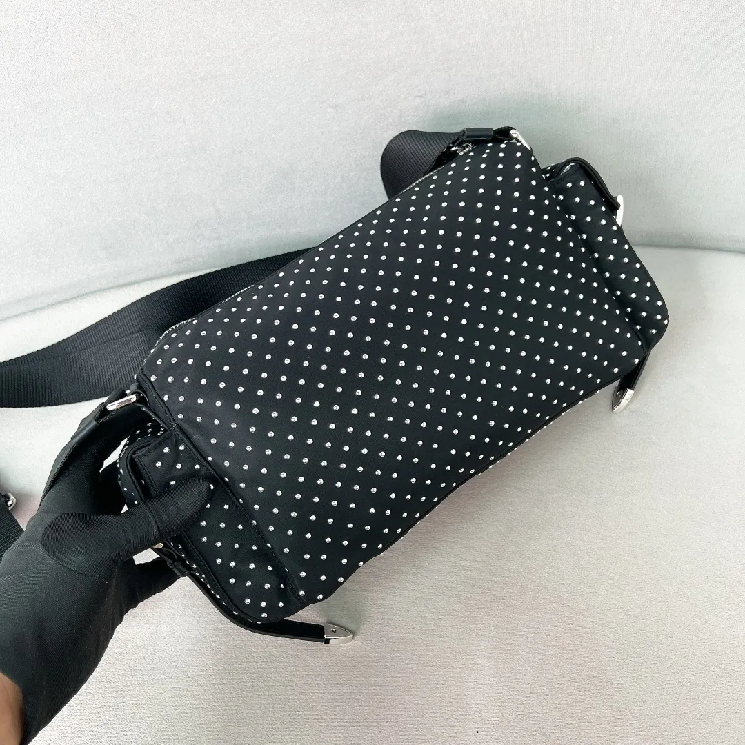 💰1320✨New product debut✨2025 new rivet decoration series crossbody bag 1BC236 Imported recycled nylon fabric with rivet decoration Classic triangle logo The overall bag body is casual and not easy to deform Front zipper pocket ➕Double side pocket design meets various storage needs for daily travel Fashionable and casual, versatile, lightweight, easy to wear, easy to match, casual in different carrying methods and easy to put anywhere Just pick it up and instantly transform into a pretty lady🤩 Size: 26/17/9