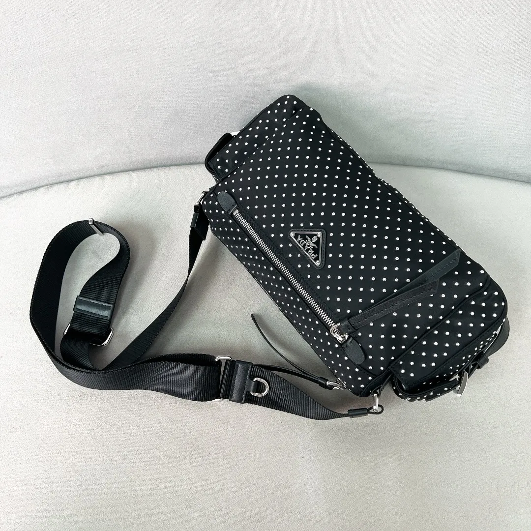 💰1320✨New product debut✨2025 new rivet decoration series crossbody bag 1BC236 Imported recycled nylon fabric with rivet decoration Classic triangle logo The overall bag body is casual and not easy to deform Front zipper pocket ➕Double side pocket design meets various storage needs for daily travel Fashionable and casual, versatile, lightweight, easy to wear, easy to match, casual in different carrying methods and easy to put anywhere Just pick it up and instantly transform into a pretty lady🤩 Size: 26/17/9