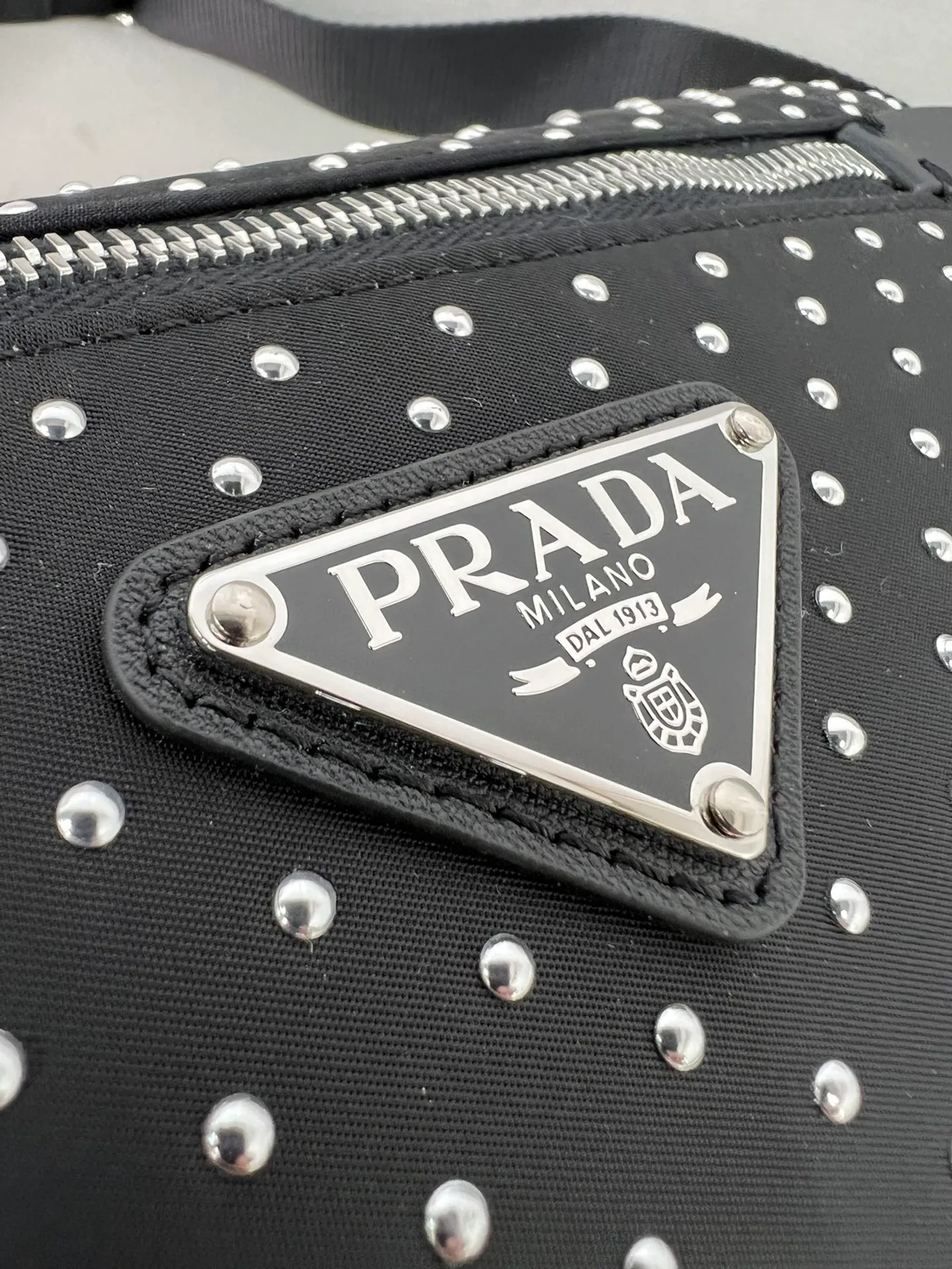 💰1320✨New product debut✨2025 new rivet decoration series crossbody bag 1BC236 Imported recycled nylon fabric with rivet decoration Classic triangle logo The overall bag body is casual and not easy to deform Front zipper pocket ➕Double side pocket design meets various storage needs for daily travel Fashionable and casual, versatile, lightweight, easy to wear, easy to match, casual in different carrying methods and easy to put anywhere Just pick it up and instantly transform into a pretty lady🤩 Size: 26/17/9
