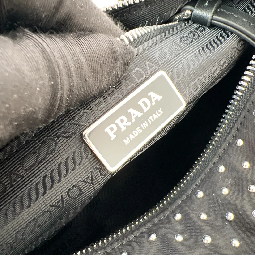 💰1320✨New product debut✨2025 new rivet decoration series crossbody bag 1BC236 Imported recycled nylon fabric with rivet decoration Classic triangle logo The overall bag body is casual and not easy to deform Front zipper pocket ➕Double side pocket design meets various storage needs for daily travel Fashionable and casual, versatile, lightweight, easy to wear, easy to match, casual in different carrying methods and easy to put anywhere Just pick it up and instantly transform into a pretty lady🤩 Size: 26/17/9