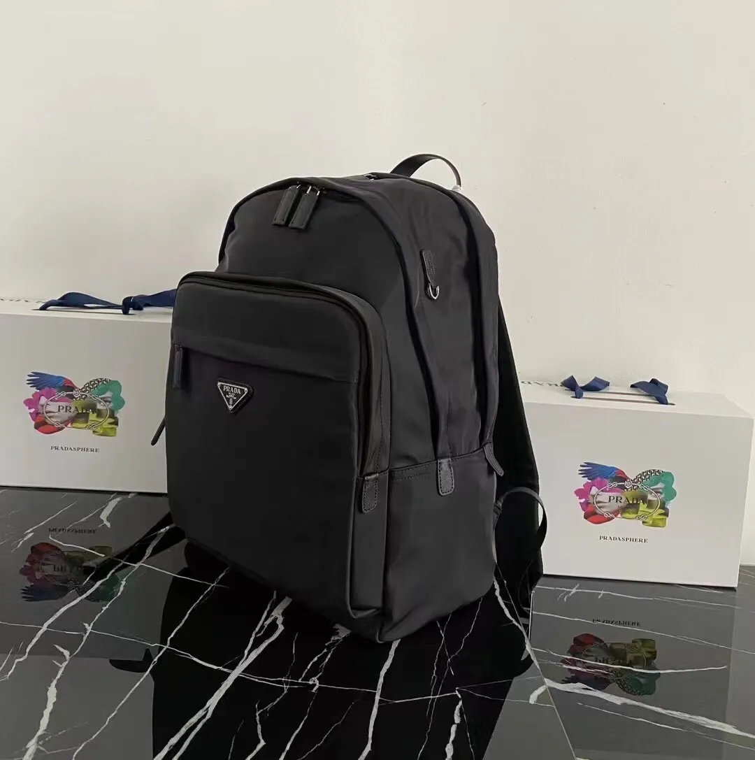 P800¥🎉Exclusive first launch🎉Upgraded version [strong] 2VZ048 backpack, original item👏👏This backpack is outlined with imported Saffiano leather trim, presenting modern minimalist lines👍👍Made of imported nylon fabric and cross-grain cow Made of leather, top polished metal hardware👏👏Padding design on the back/very comfortable, and can be placed on a trolley case😘😘The functional design of the grid is great👍👍Simple and elegant😘Men deserve it🕺🕺Hurry up and get it👏👏Length 31x Height 43.5X Bottom 20cm.