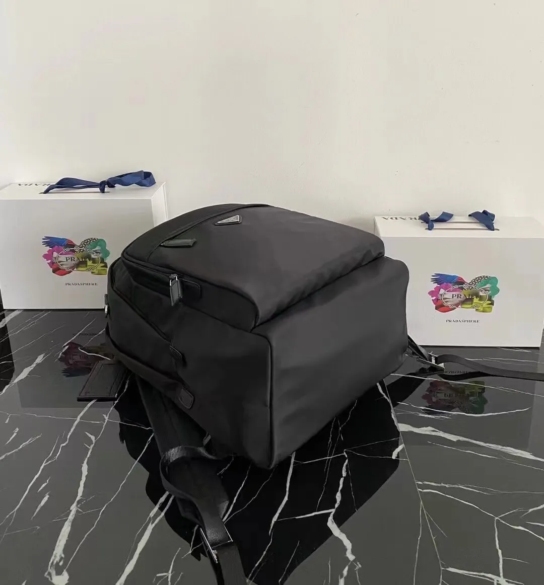 P800¥🎉Exclusive first launch🎉Upgraded version [strong] 2VZ048 backpack, original item👏👏This backpack is outlined with imported Saffiano leather trim, presenting modern minimalist lines👍👍Made of imported nylon fabric and cross-grain cow Made of leather, top polished metal hardware👏👏Padding design on the back/very comfortable, and can be placed on a trolley case😘😘The functional design of the grid is great👍👍Simple and elegant😘Men deserve it🕺🕺Hurry up and get it👏👏Length 31x Height 43.5X Bottom 20cm.