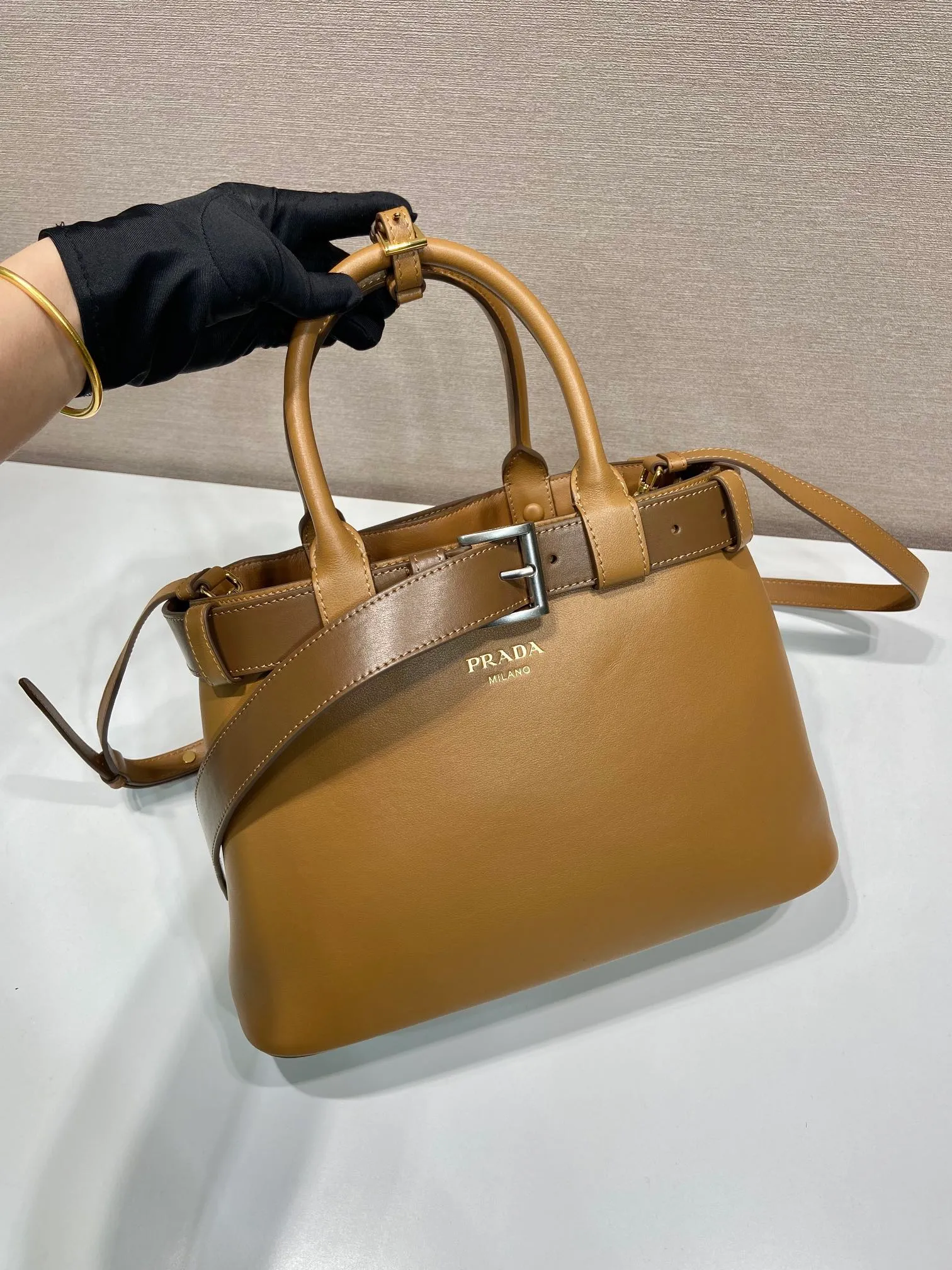 💰2000🎉New women's bag🎉1BA434 small🎉🎉 This handheld women's bag is made of imported calfskin, with imported sheepskin lining. Simple lines and exquisite elements interweave, interpreting the design aesthetics of both elegance and functionality. It not only embodies the modern and simple style, but also comes with replaceable straps and detachable and adjustable long shoulder straps, adding a unique personality embellishment to the entire look. Modern and versatile. Babies who like it, hurry up and get it🎉🎉 Length 32x Height 23x Bottom 11cm🎉🎉🎉👏👏👏