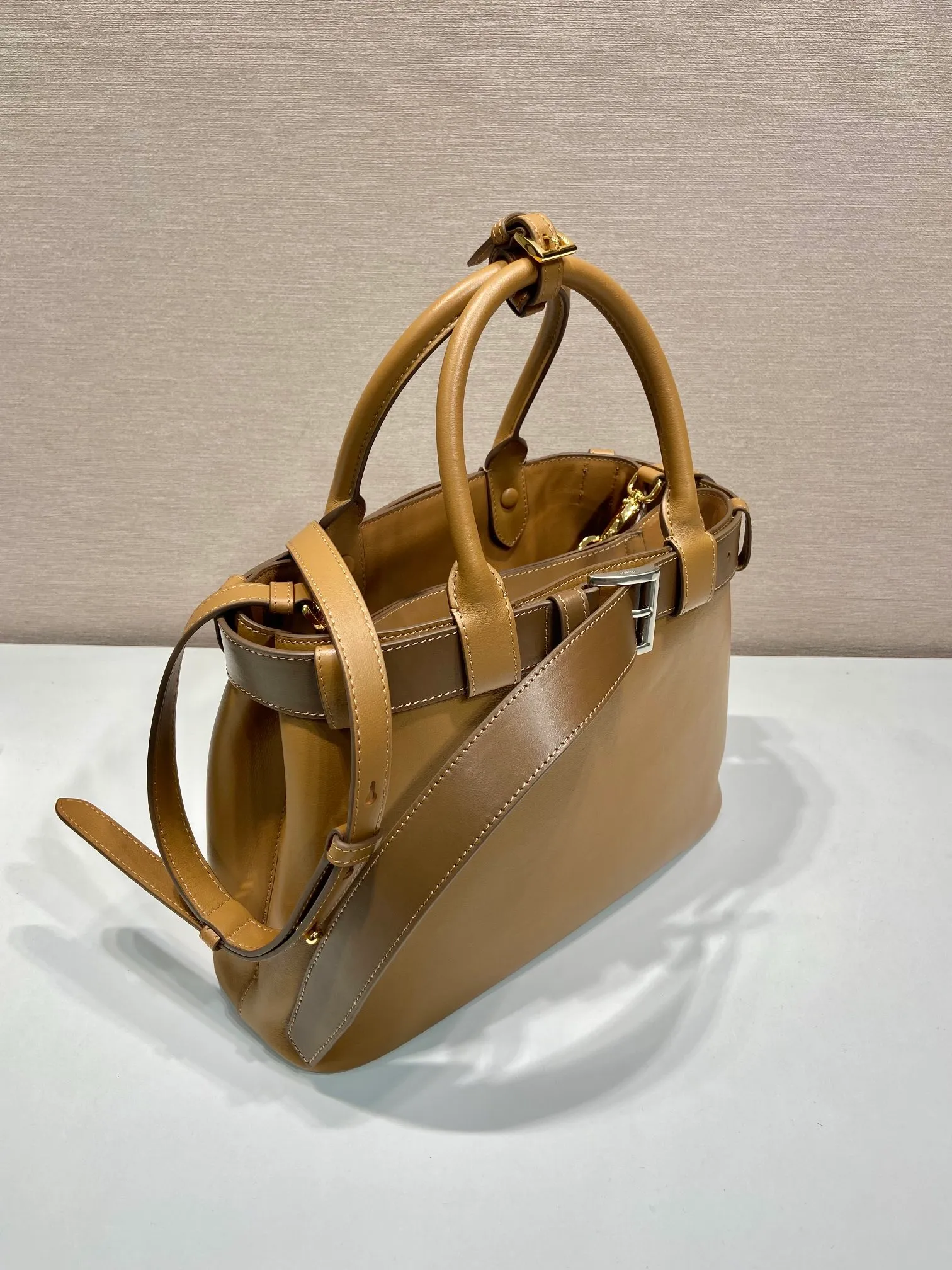💰2000🎉New women's bag🎉1BA434 small🎉🎉 This handheld women's bag is made of imported calfskin, with imported sheepskin lining. Simple lines and exquisite elements interweave, interpreting the design aesthetics of both elegance and functionality. It not only embodies the modern and simple style, but also comes with replaceable straps and detachable and adjustable long shoulder straps, adding a unique personality embellishment to the entire look. Modern and versatile. Babies who like it, hurry up and get it🎉🎉 Length 32x Height 23x Bottom 11cm🎉🎉🎉👏👏👏