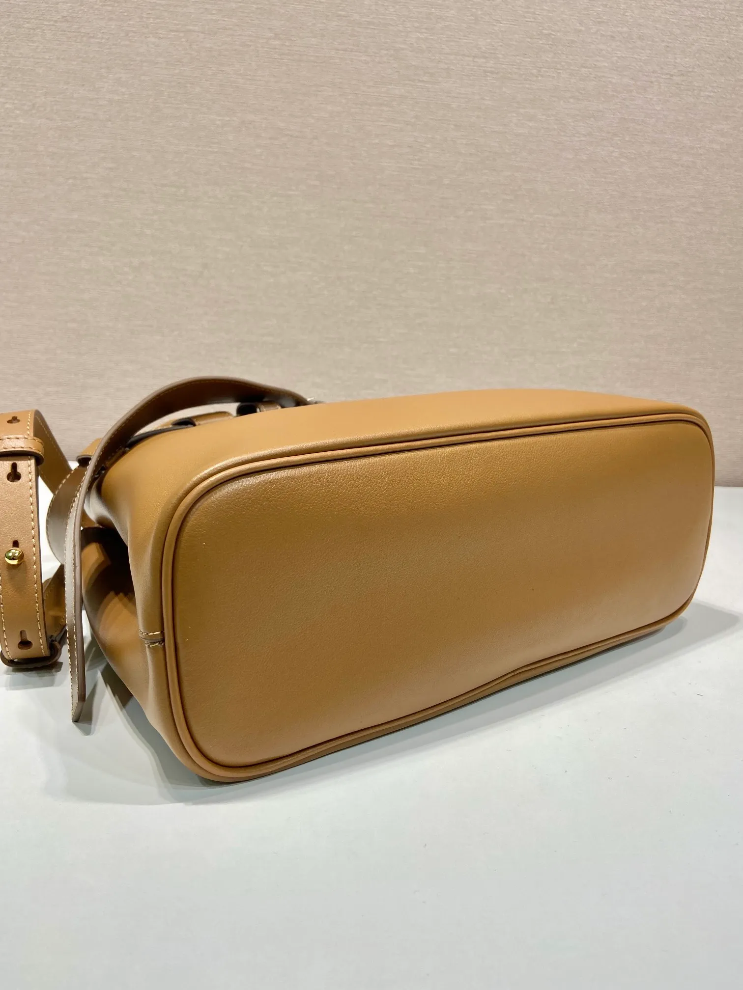 💰2000🎉New women's bag🎉1BA434 small🎉🎉 This handheld women's bag is made of imported calfskin, with imported sheepskin lining. Simple lines and exquisite elements interweave, interpreting the design aesthetics of both elegance and functionality. It not only embodies the modern and simple style, but also comes with replaceable straps and detachable and adjustable long shoulder straps, adding a unique personality embellishment to the entire look. Modern and versatile. Babies who like it, hurry up and get it🎉🎉 Length 32x Height 23x Bottom 11cm🎉🎉🎉👏👏👏