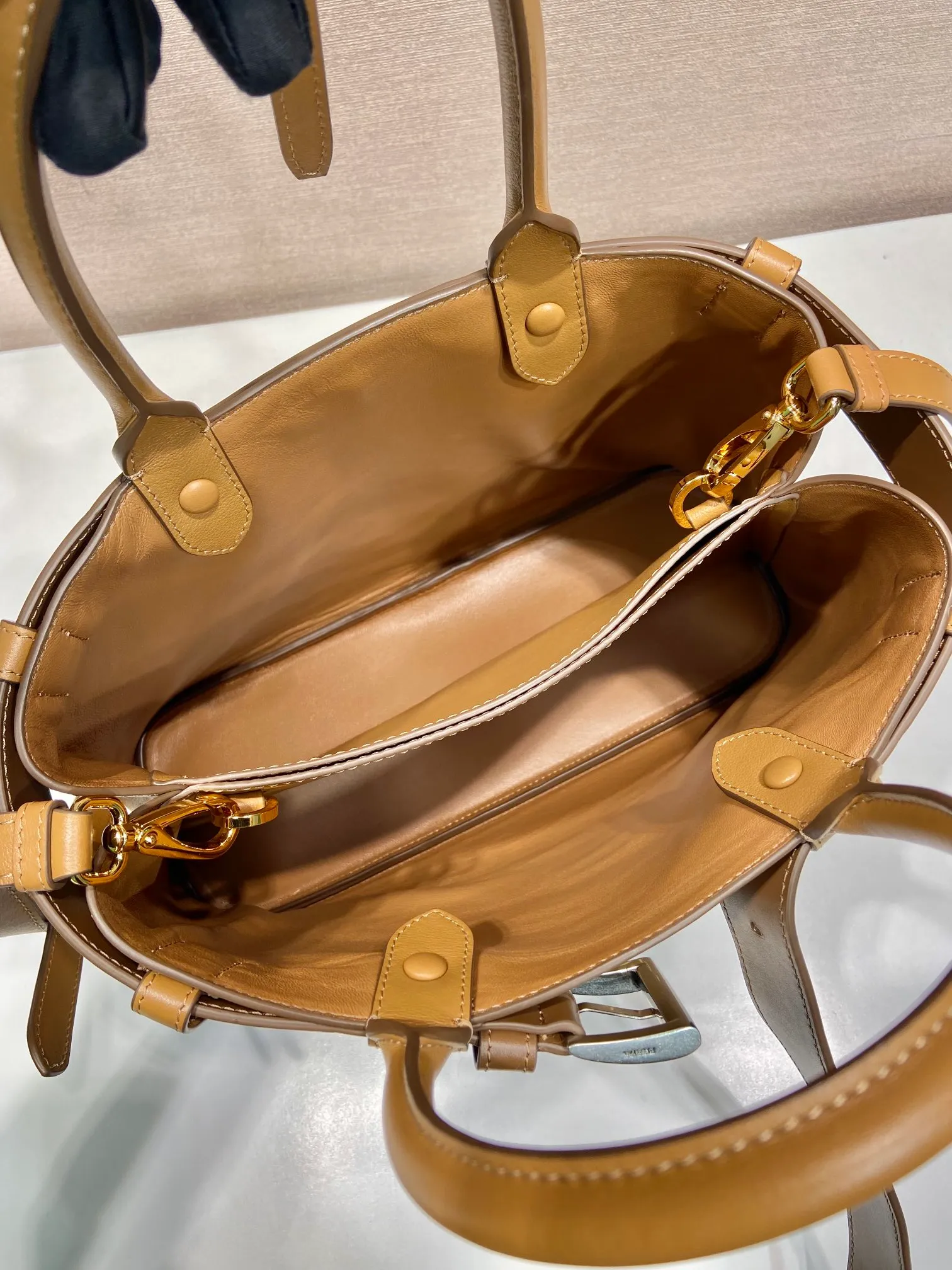 💰2000🎉New women's bag🎉1BA434 small🎉🎉 This handheld women's bag is made of imported calfskin, with imported sheepskin lining. Simple lines and exquisite elements interweave, interpreting the design aesthetics of both elegance and functionality. It not only embodies the modern and simple style, but also comes with replaceable straps and detachable and adjustable long shoulder straps, adding a unique personality embellishment to the entire look. Modern and versatile. Babies who like it, hurry up and get it🎉🎉 Length 32x Height 23x Bottom 11cm🎉🎉🎉👏👏👏